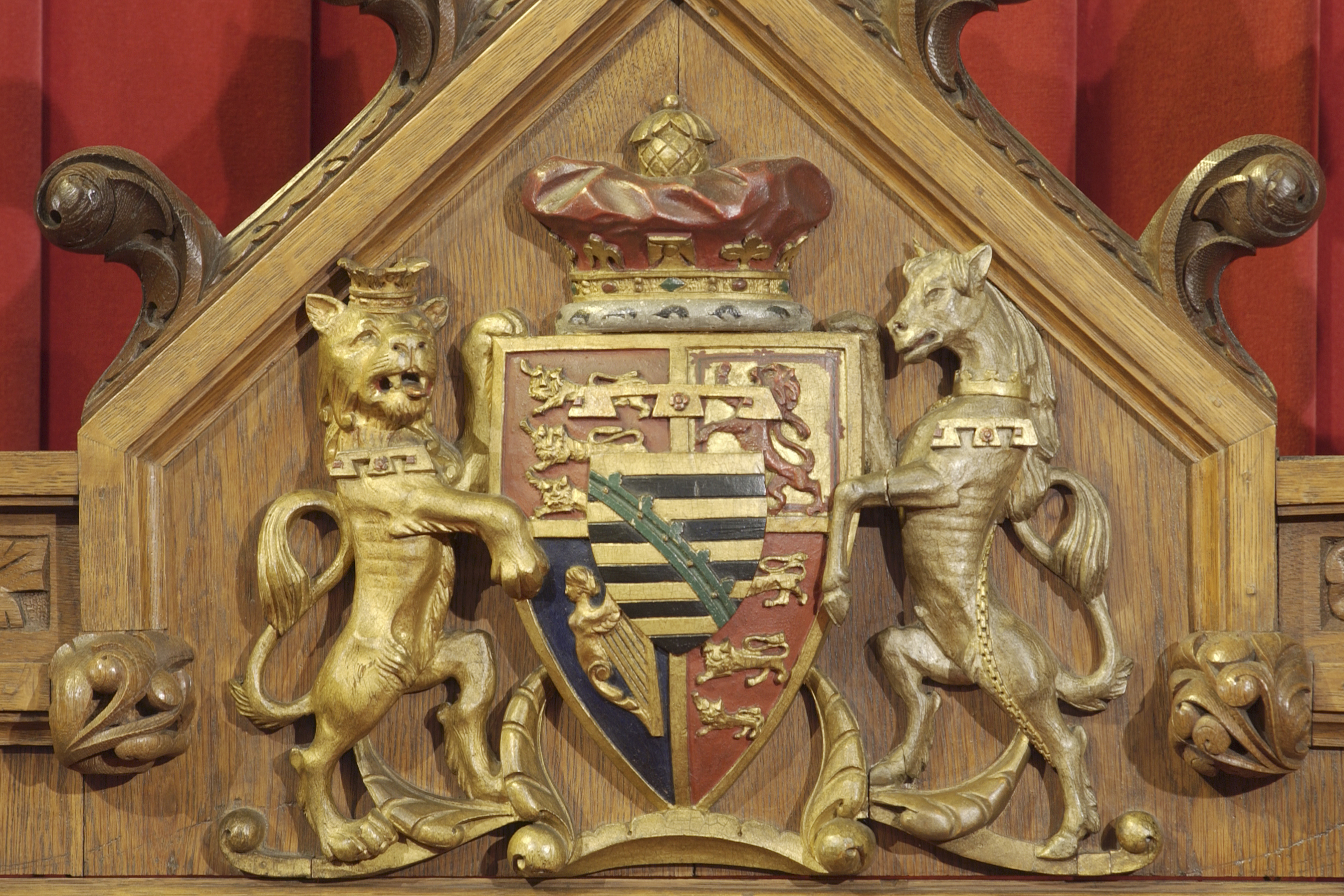 Le trône du conjoint porte les armoiries de la princesse Louise, fille de la reine Victoria.