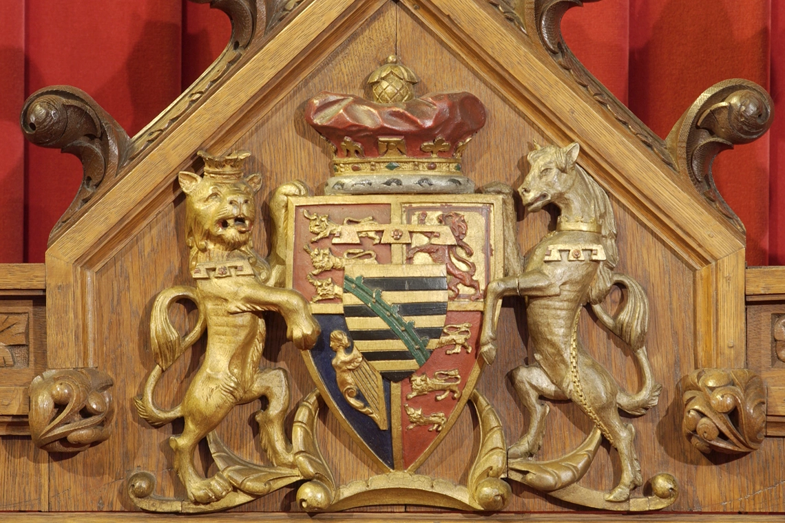 Le trône du conjoint porte les armoiries de la princesse Louise, fille de la reine Victoria.