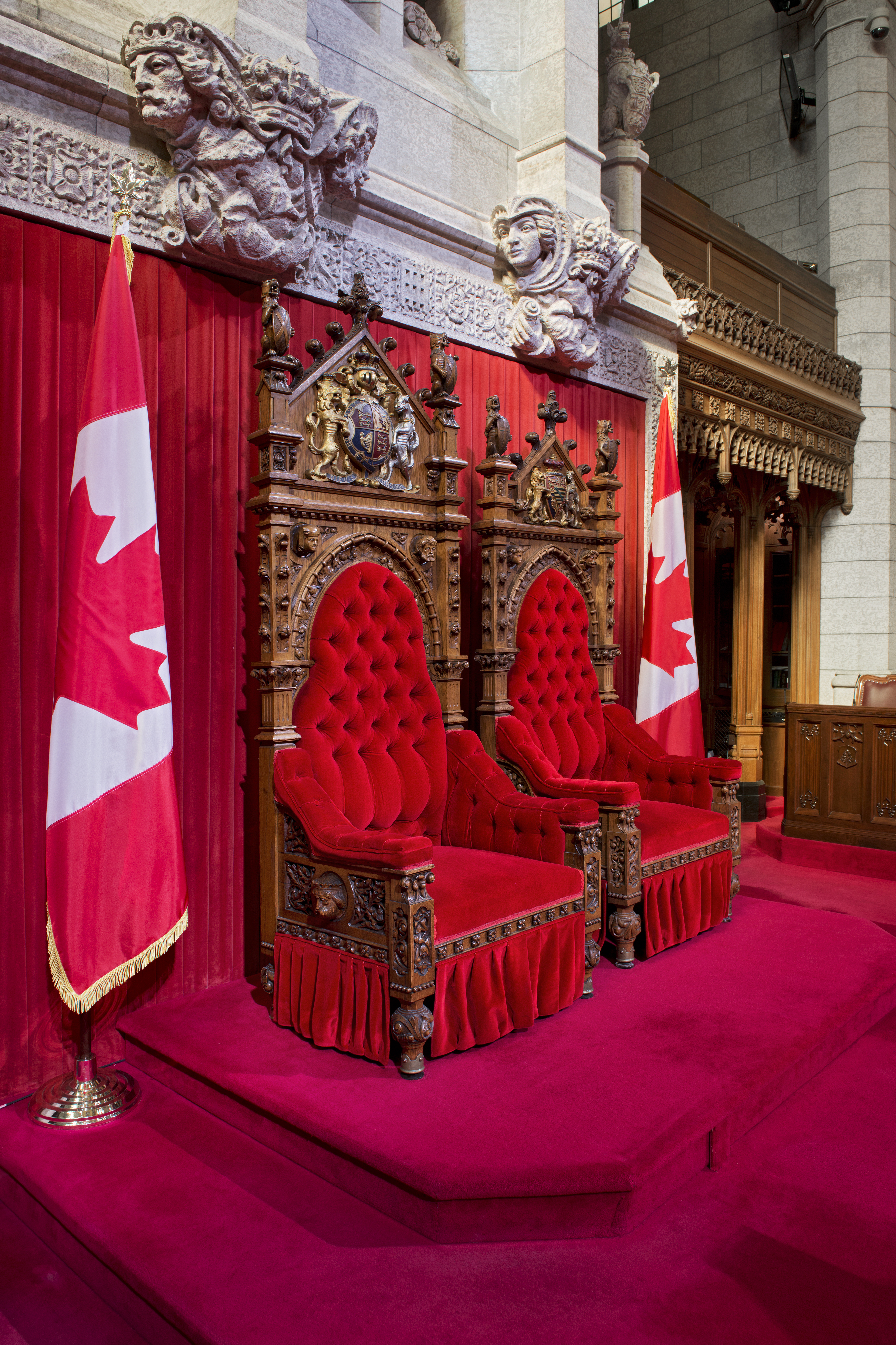 Le trône du monarque et son compagnon moins imposant, ont été sculptés en 1878 pour le marquis de Lorne, quatrième gouverneur général du Canada, et son épouse, la princesse Louise.