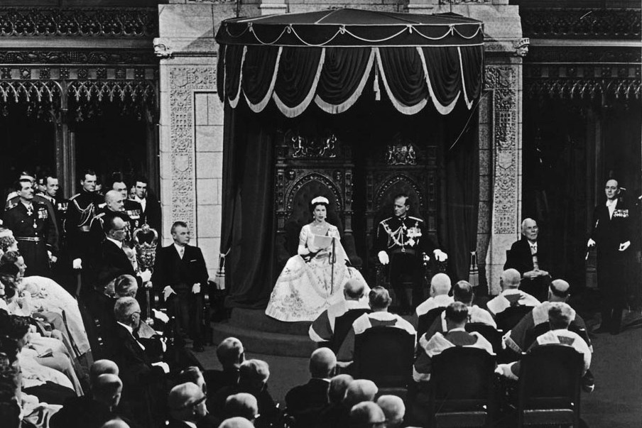 La reine Elisabeth II et le prince Philip, duc d’Édimbourg, lors de l’ouverture du Parlement en 1957. (Bibliothèque et Archives Canada)