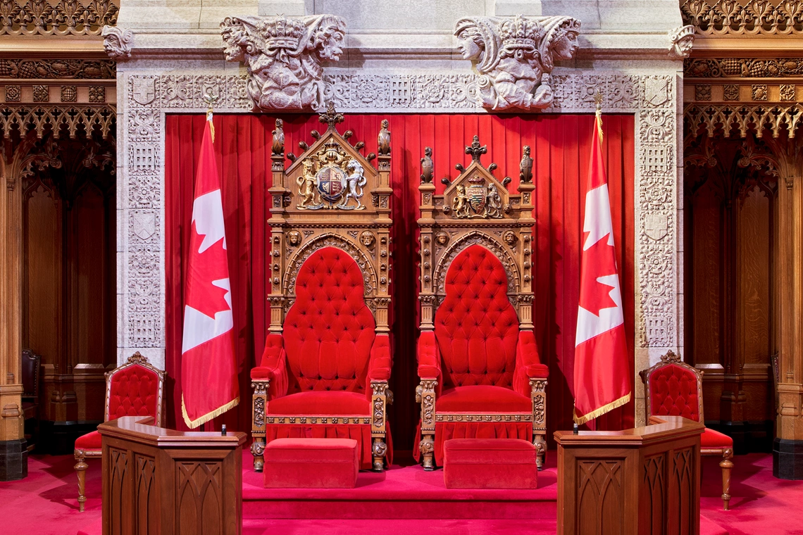 Les trônes du monarque et de son conjoint occupent une estrade à l’extrémité nord de la Chambre du Sénat.