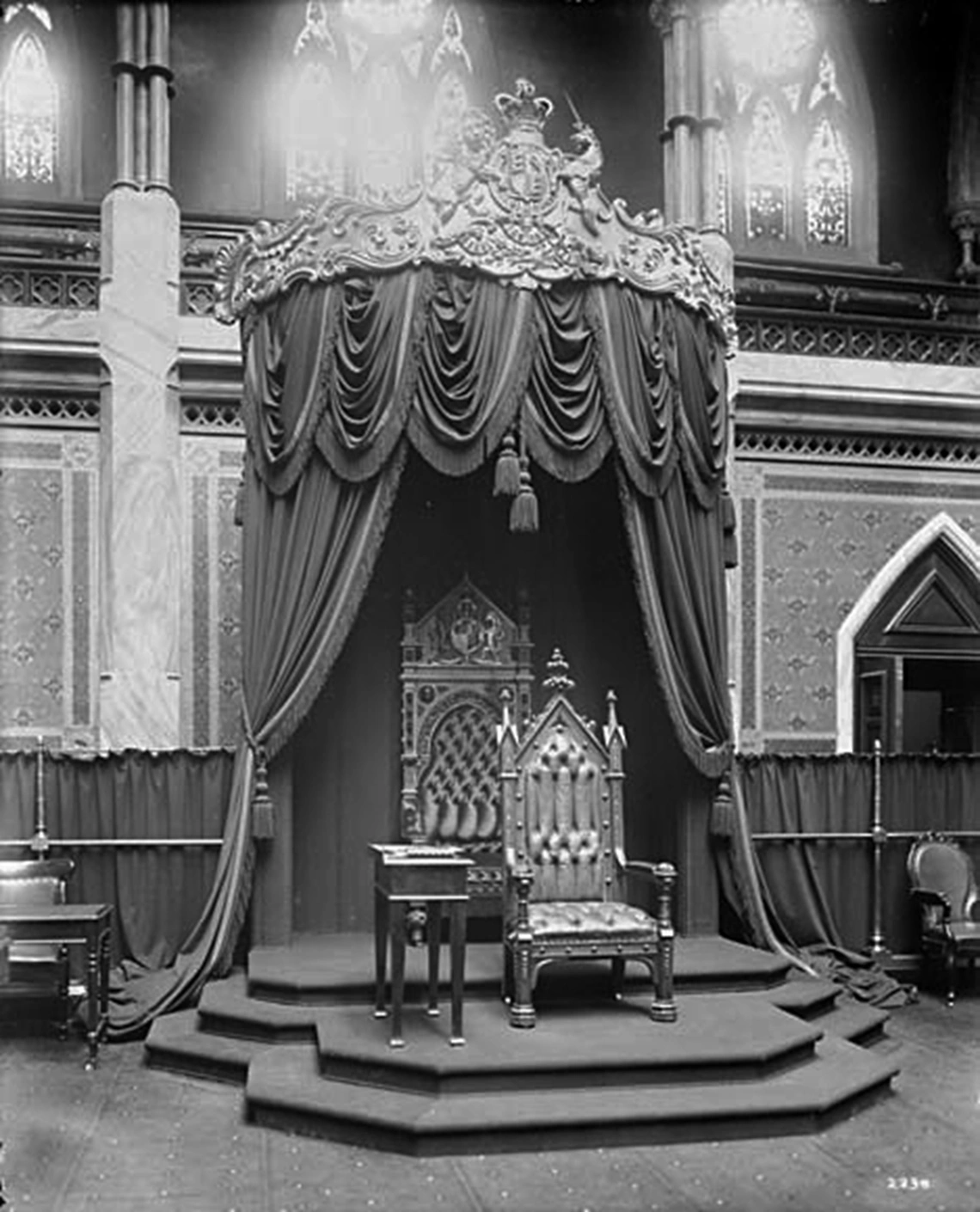 Le trône du monarque s’élève derrière le fauteuil du Président, dans la Chambre originale du Sénat de 1867. (Bibliothèque et Archives Canada)
