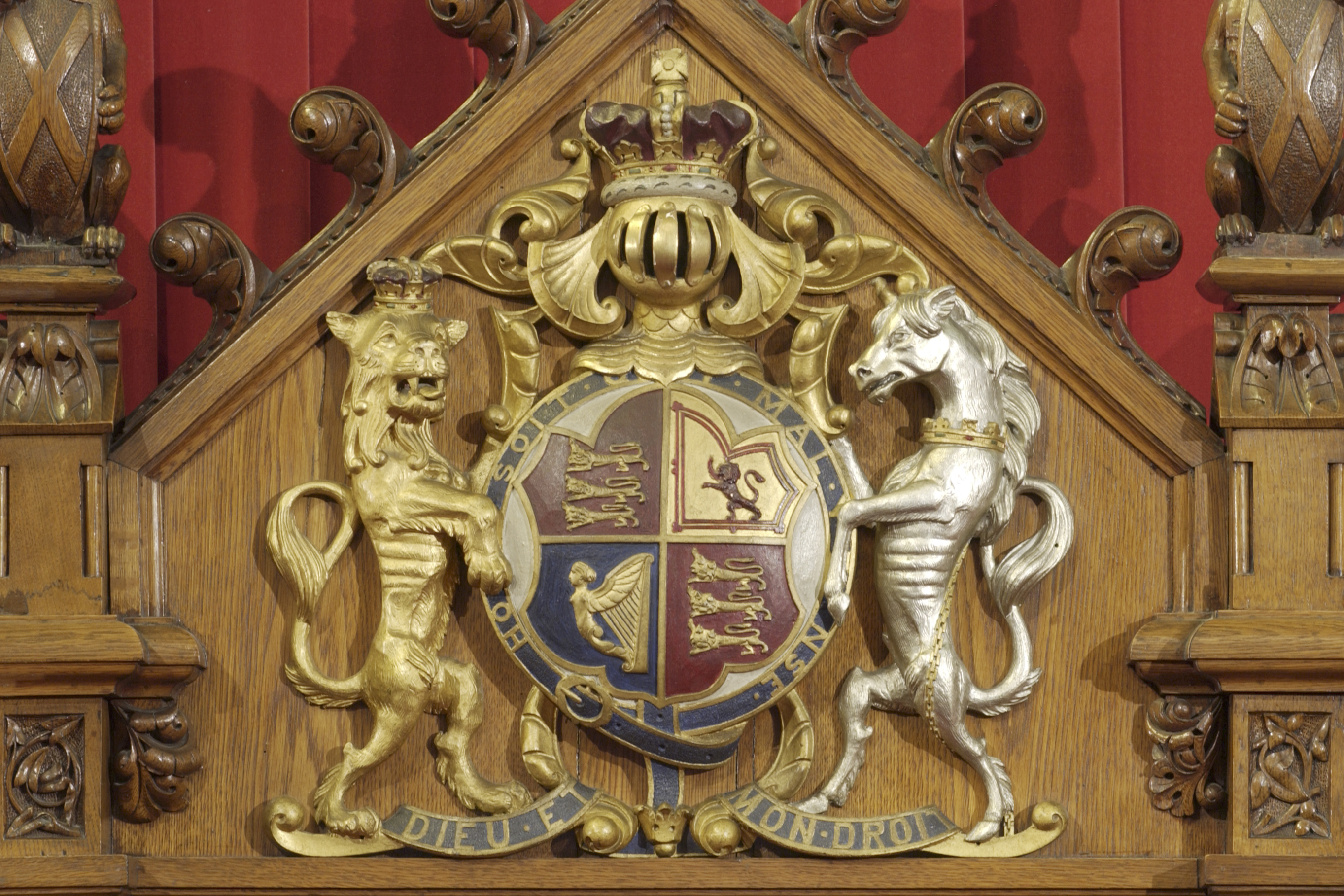 Le trône du monarque porte les armoiries du Royaume-Uni.