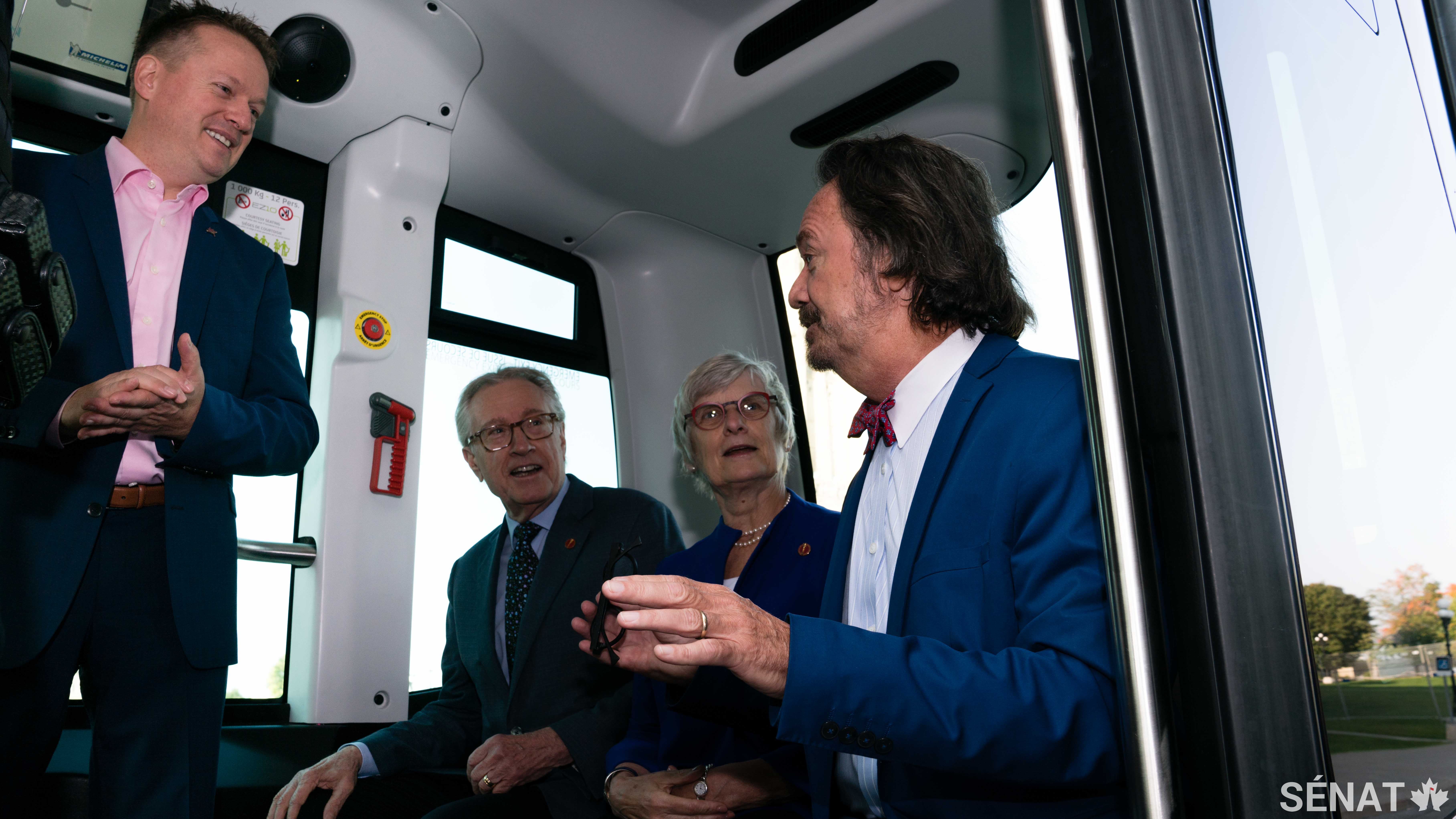 De gauche à droite : Dominique Lemay, chef de la direction de Transdev Canada, parle de technologie automatisée avec les sénateurs Art Eggleton, Patricia Bovey et Dennis Dawson.