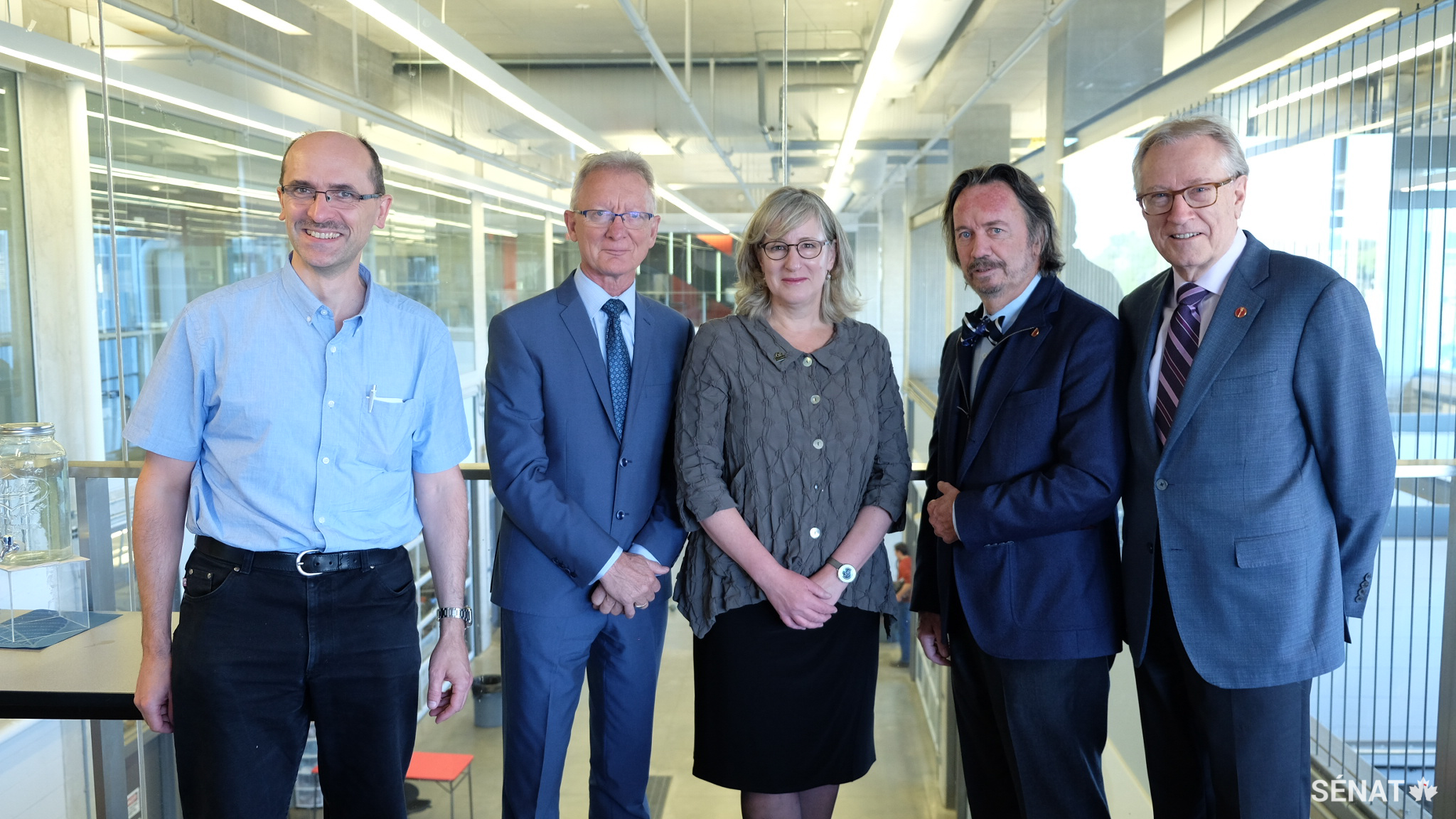 Les sénateurs rencontrent la vice-présidente de l’Université de Waterloo, Sandra Banks, au centre, et le professeur de génie Krzysztof Czarnecki, à gauche, au centre Sedra Student Design de l’Université de Waterloo le 3 octobre 2017.