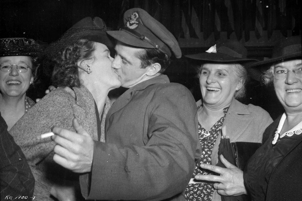 A Royal Canadian Air Force officer returning from the Second World War receives a warm welcome in Union Station in 1944. (Library and Archives Canada)