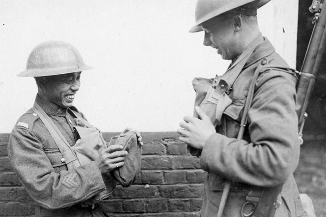 A photo of Canadian First World War soldiers from the commemorative exhibit, <em>The World Remembers</em>. The display draws attention to military personnel who have often gone unrecognized, including Asian-Canadian volunteers. (Library and Archives Canada)