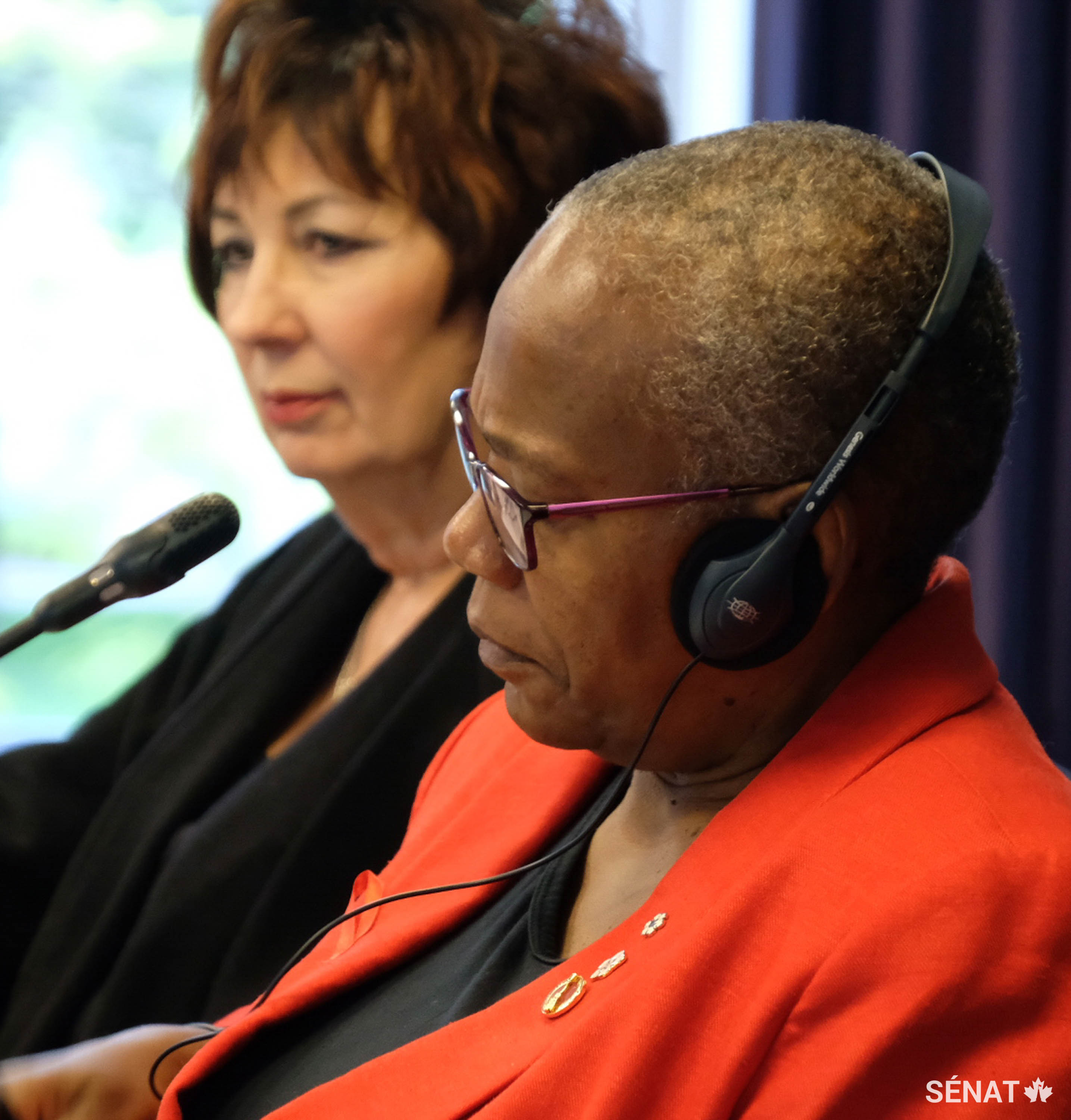 Les sénatrices Claudette Tardif et Wanda Thomas Bernard écoutent attentivement les préoccupations des organismes Équiterre, Ouranos, et celles du Centre de la science de la biodiversité du Québec et de la COOP Carbone, à Montréal.