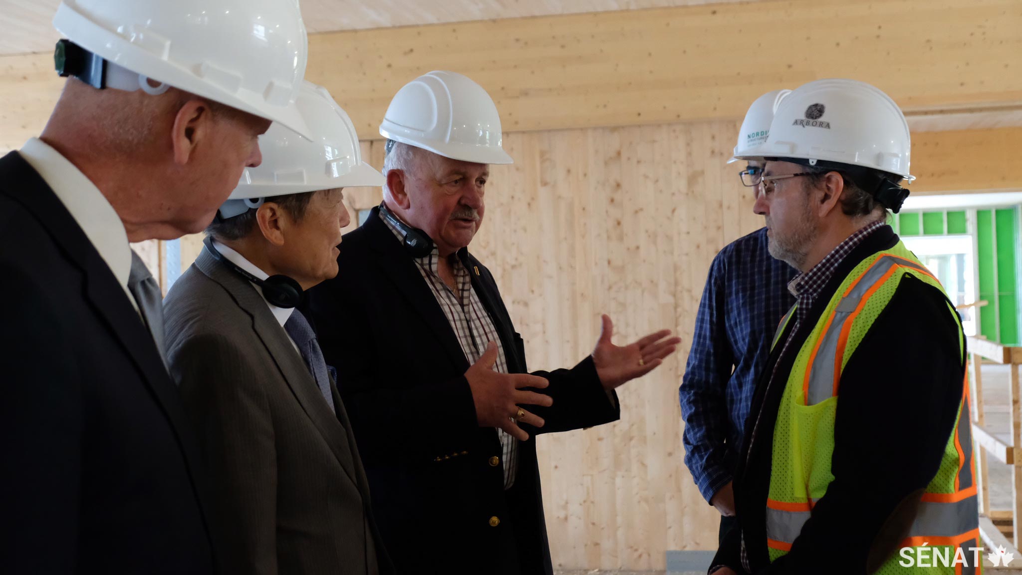 Les sénateurs apprennent que le bois massif constitue le seul matériau de construction à la fois renouvelable et recyclable, lors de leur visite à Arbora, un projet de construction de condo à Montréal. De plus, le bois possède la capacité, à long terme, d’emmagasiner le carbone présent dans l’atmosphère. À titre d’exemple, un mètre cube de bois peut retirer une tonne de dioxyde de carbone de l’atmosphère.