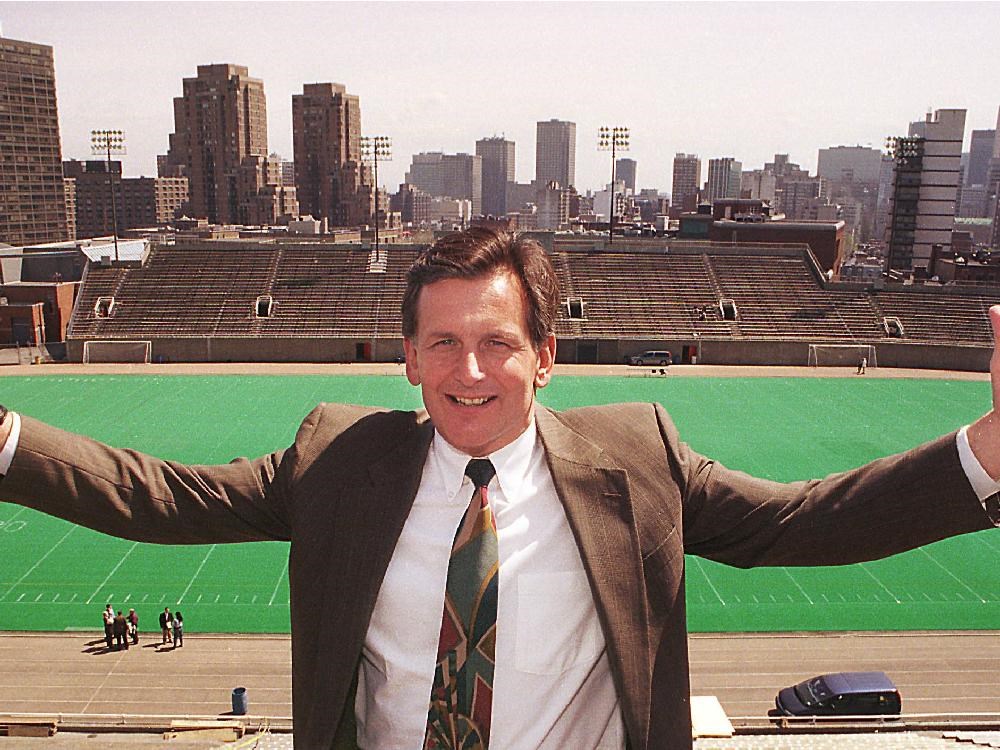 Le sénateur Smith au Stade McGill alors qu’il était président et chef de la direction des Alouettes en 1998.