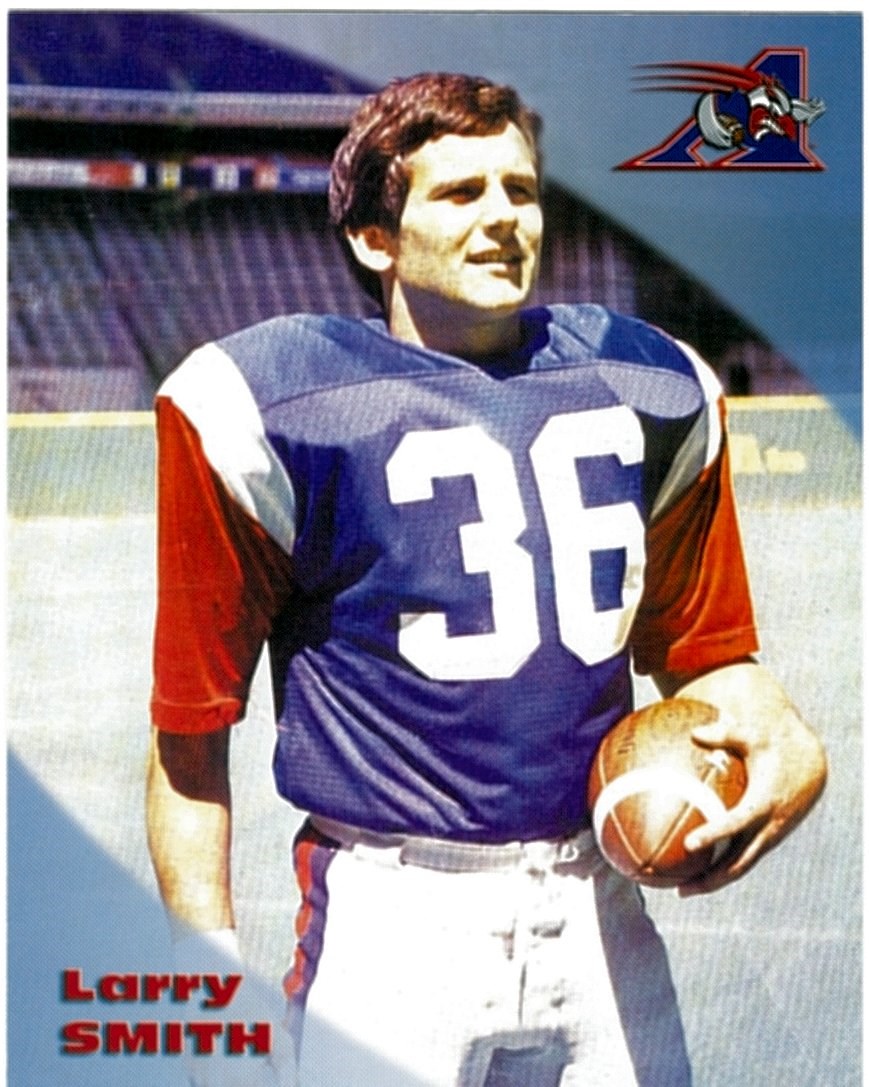 Le sénateur Larry W. Smith a joué pour les Alouettes de Montréal à la position de centre-arrière de 1972 à 1980. Voici l’une de ses cartes de joueur.