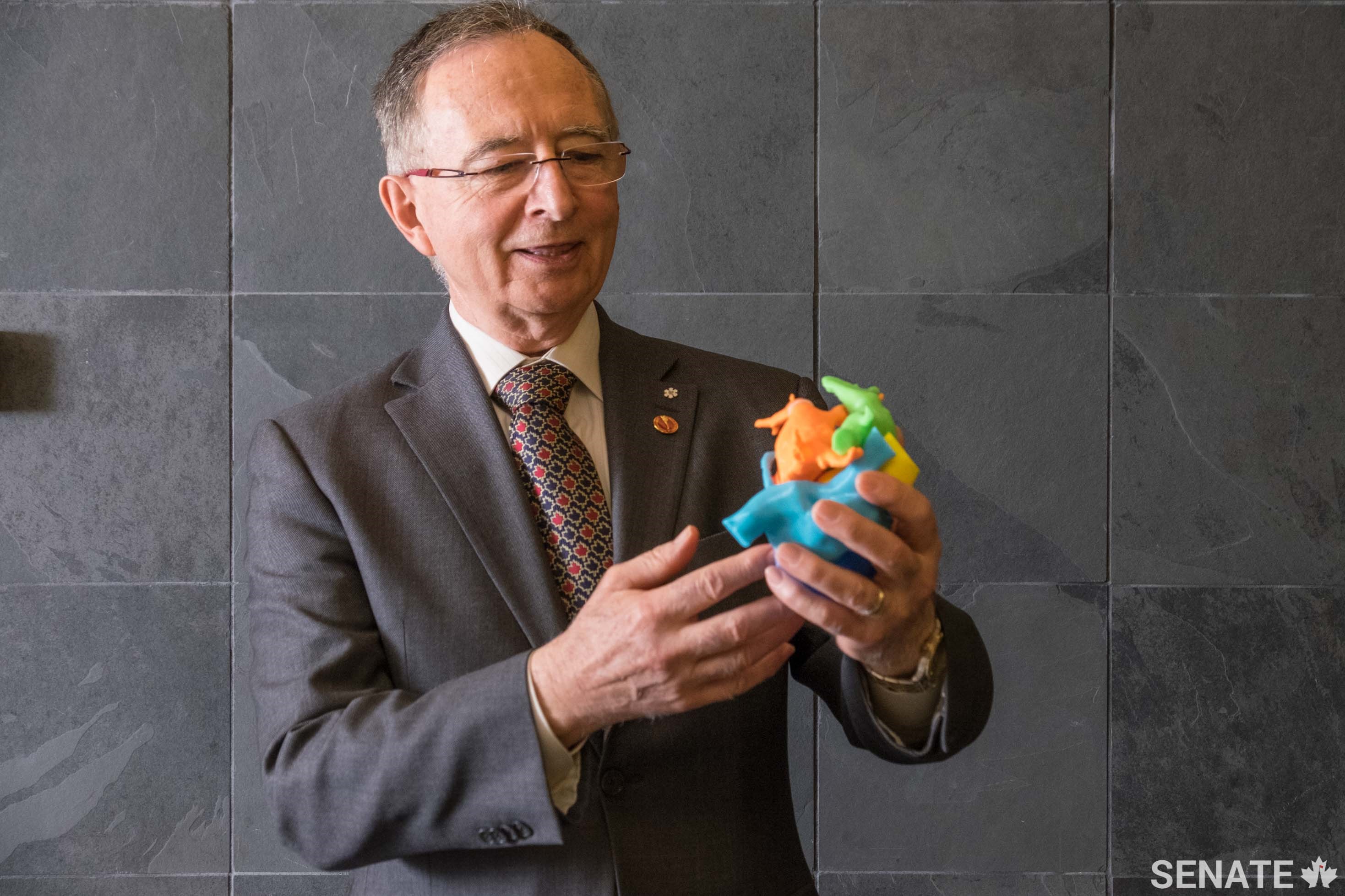 Senator Ogilvie holds a 3D printed heart from Medical Imaging in the Department of Radiology at the Ottawa Hospital, General Campus.