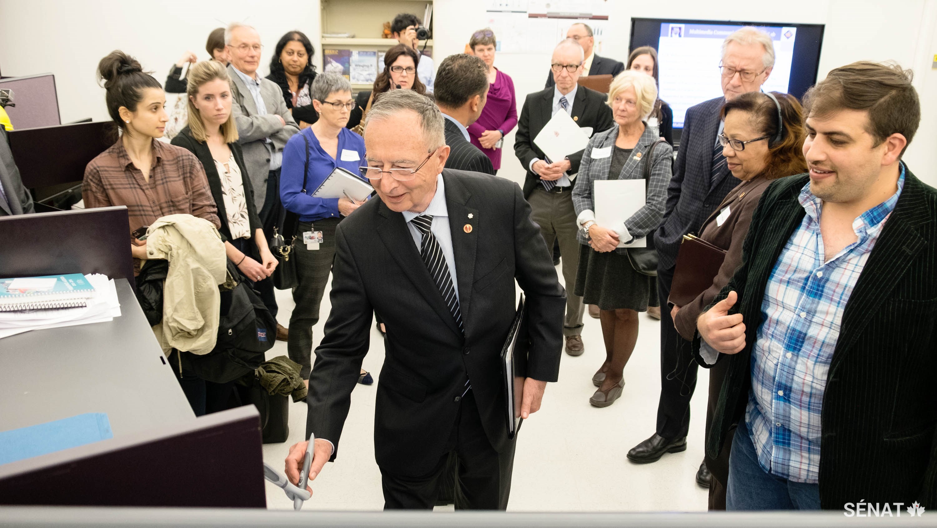 Le sénateur Ogilvie met à l’essai un stylo inspiré de la biologie, mécatronique et contrôlé par l’intelligence artificielle au laboratoire de robotique BioIn à l’Université d’Ottawa.