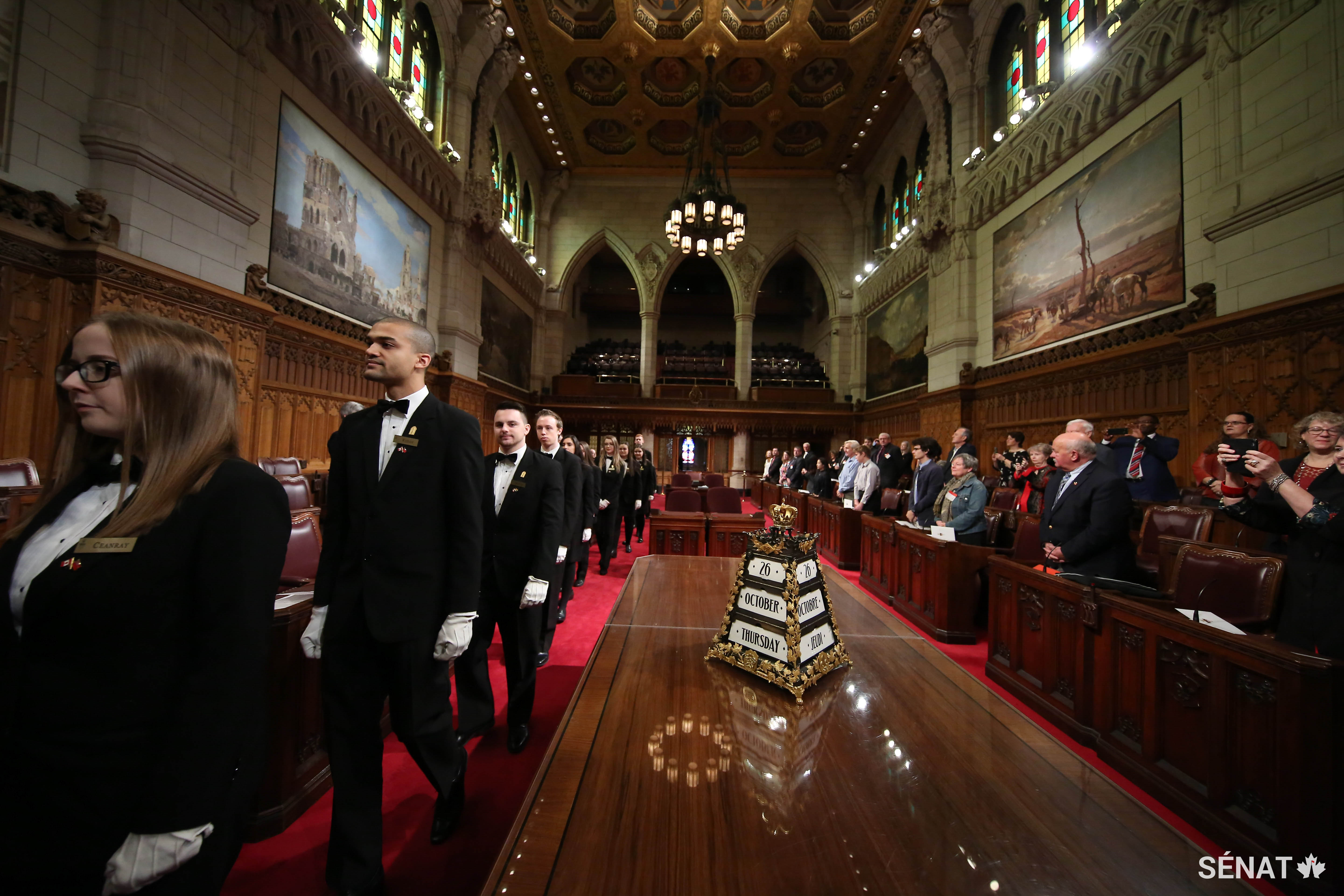 Pour une autre année encore, une enthousiaste cohorte d’étudiants de premier cycle participe au Programme des pages du Sénat. Ils font leur entrée dans la Chambre du Sénat pour leur cérémonie d’assermentation.