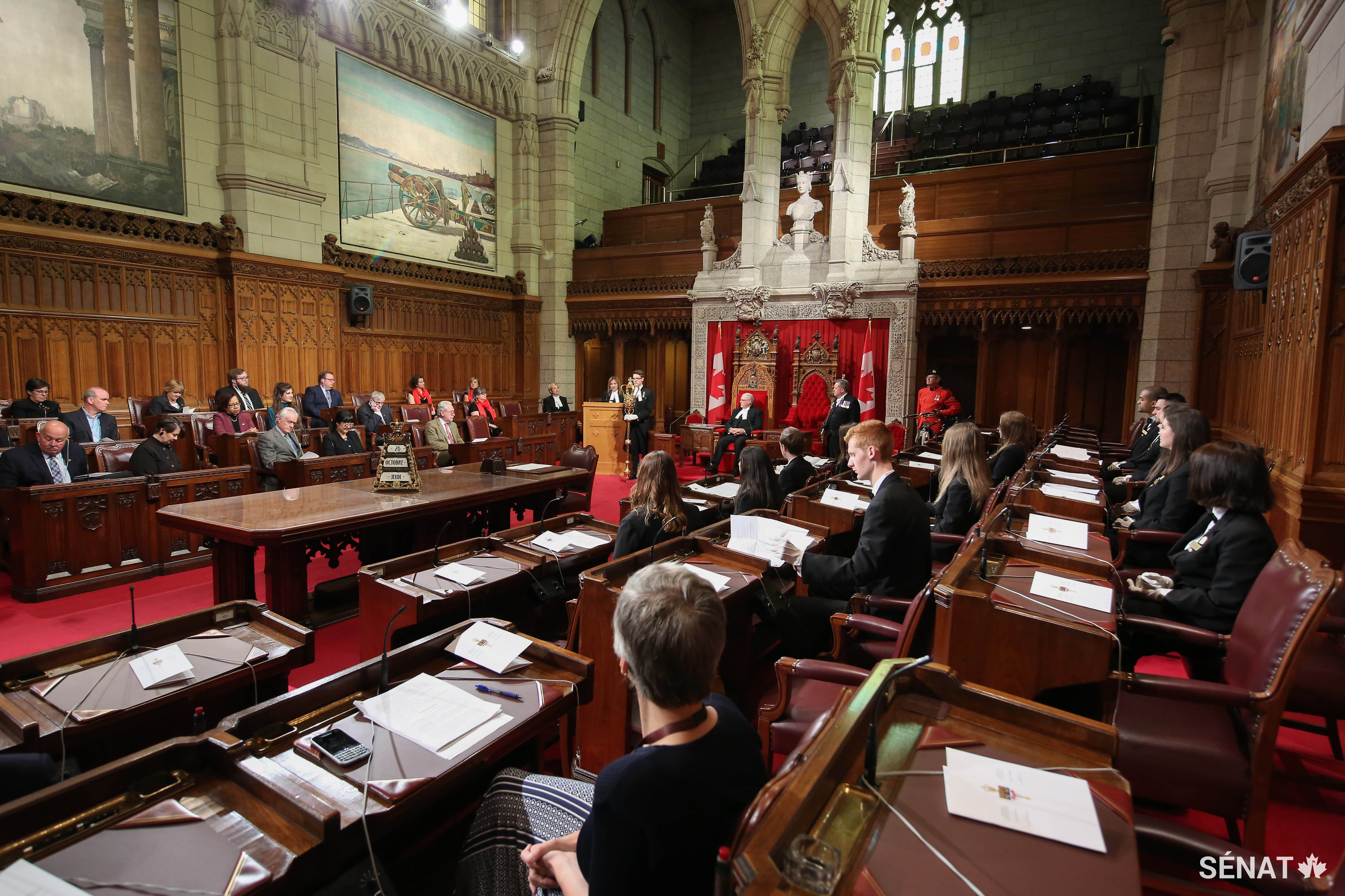 Plusieurs sénateurs assistent à la cérémonie tenue pour accueillir les nouvelles recrues à la Chambre.