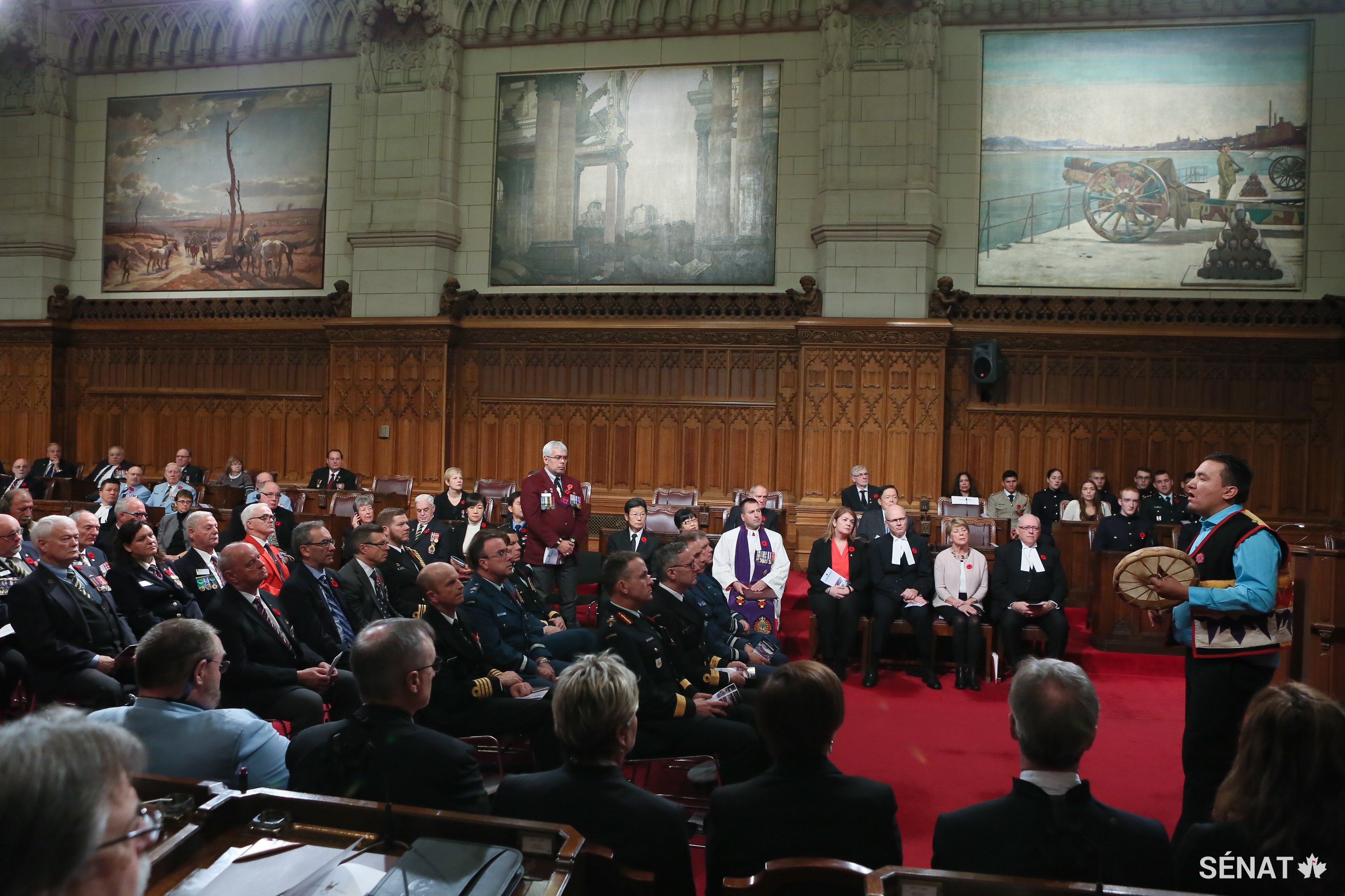 David Charette interprète la chanson en hommage aux anciens combattants. Environ 12 000 Autochtones ont servi pendant la Première Guerre mondiale, la Deuxième Guerre mondiale et la guerre de Corée. Les Autochtones canadiens continuent de jouer un rôle important au sein des Forces armées canadiennes.