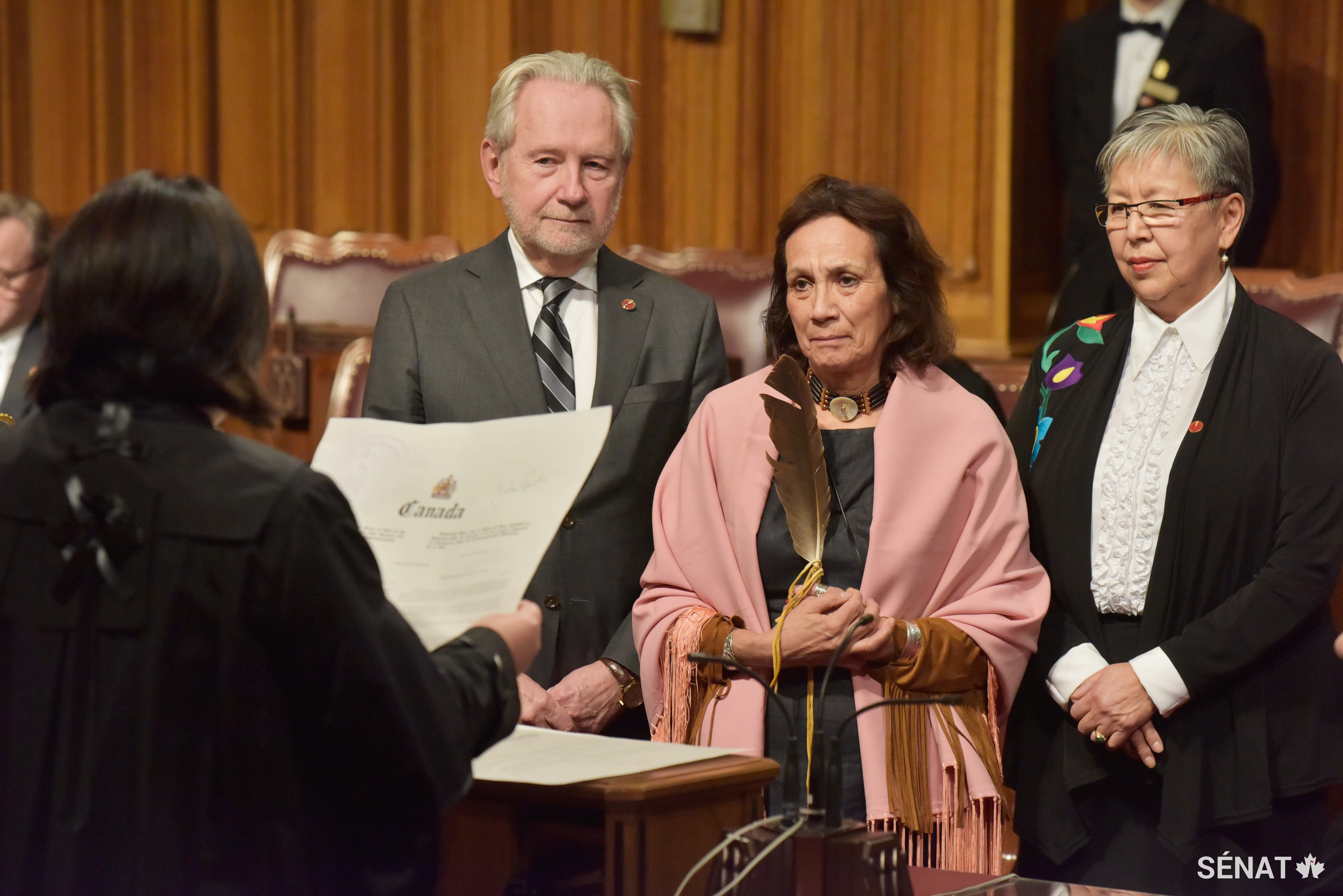 La sénatrice Mary Jane McCallum (au centre), accompagnée du sénateur Peter Harder (à gauche) et la sénatrice Lillian Eva Dyck (à droite), est assermentée au Sénat.