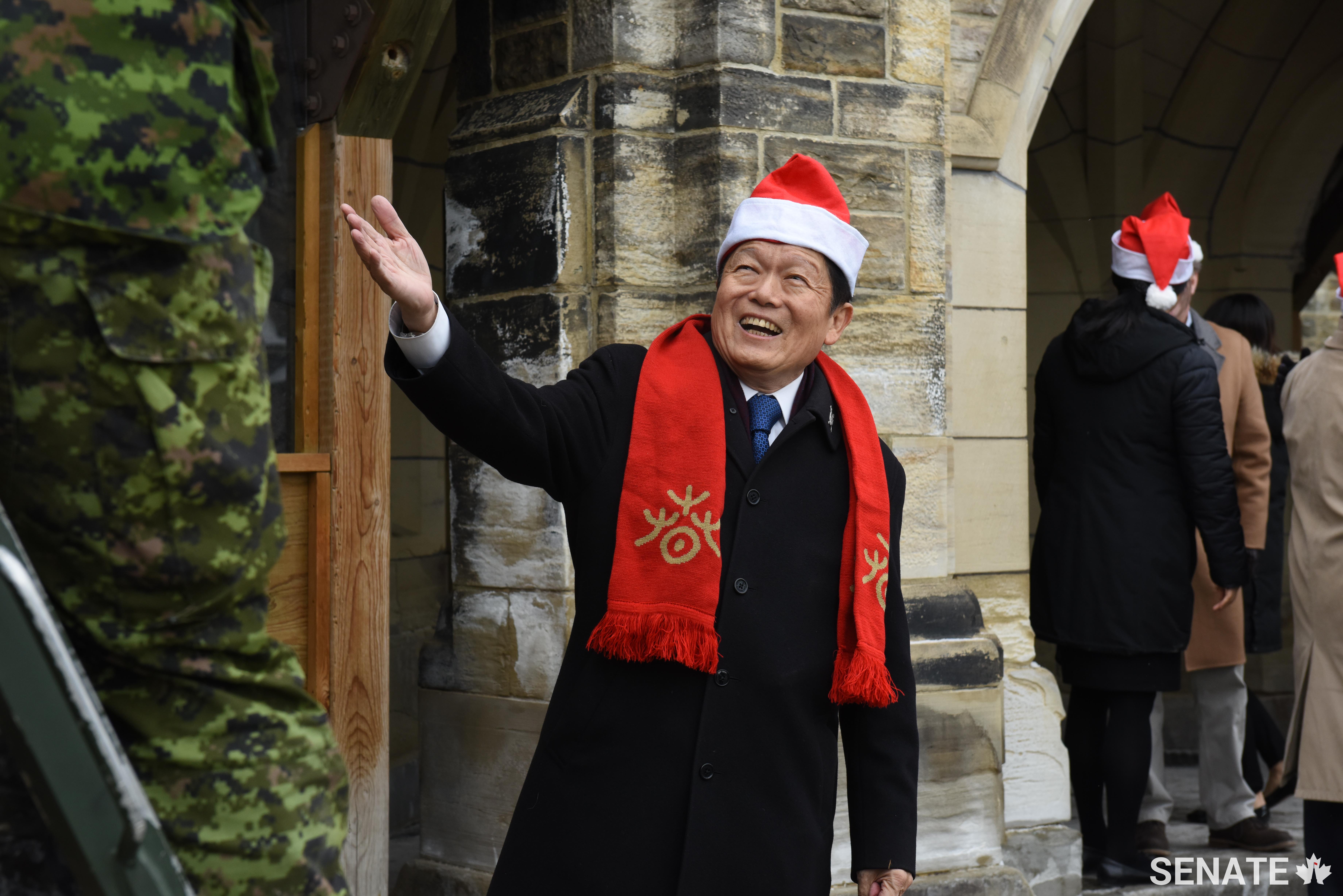 Senator Victor Oh offers encouragement to soldiers loading up boxes of toys donated by senators and Parliament Hill staff during the Senate’s Toys for Tots drive.