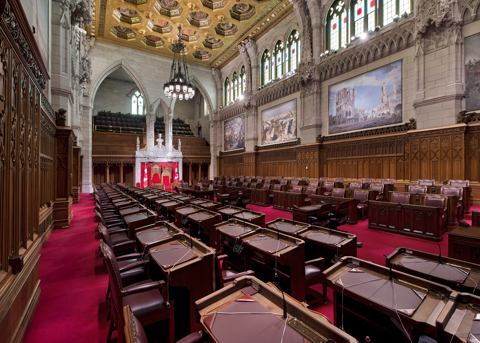 Le Sénat du Canada utilise uniformément le rouge dans son aménagement, que ce soit pour les trônes et le fauteuil du Président, les chaises des sénateurs et même pour le tapis.