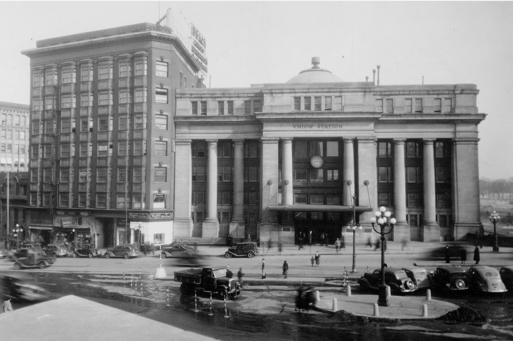 The Corry Block abuts the east side of Ottawa’s central train station in this 1938 photo. (Library and Archives Canada)