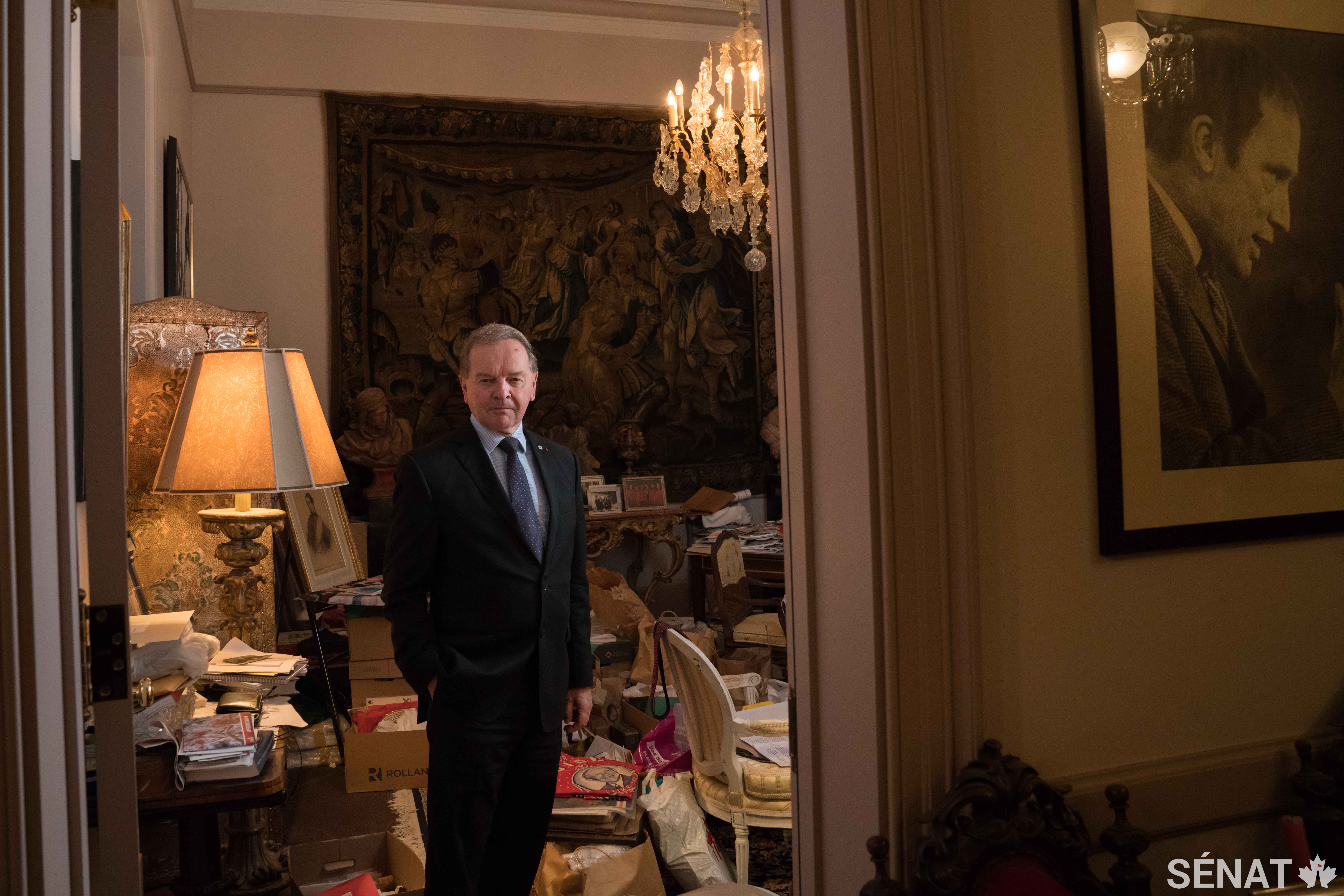 Le sénateur Joyal dans son bureau sur la Colline du Parlement en novembre 2017. À la veille de son vingtième anniversaire au Sénat, il réfléchit sur le passé, le présent et l’avenir.