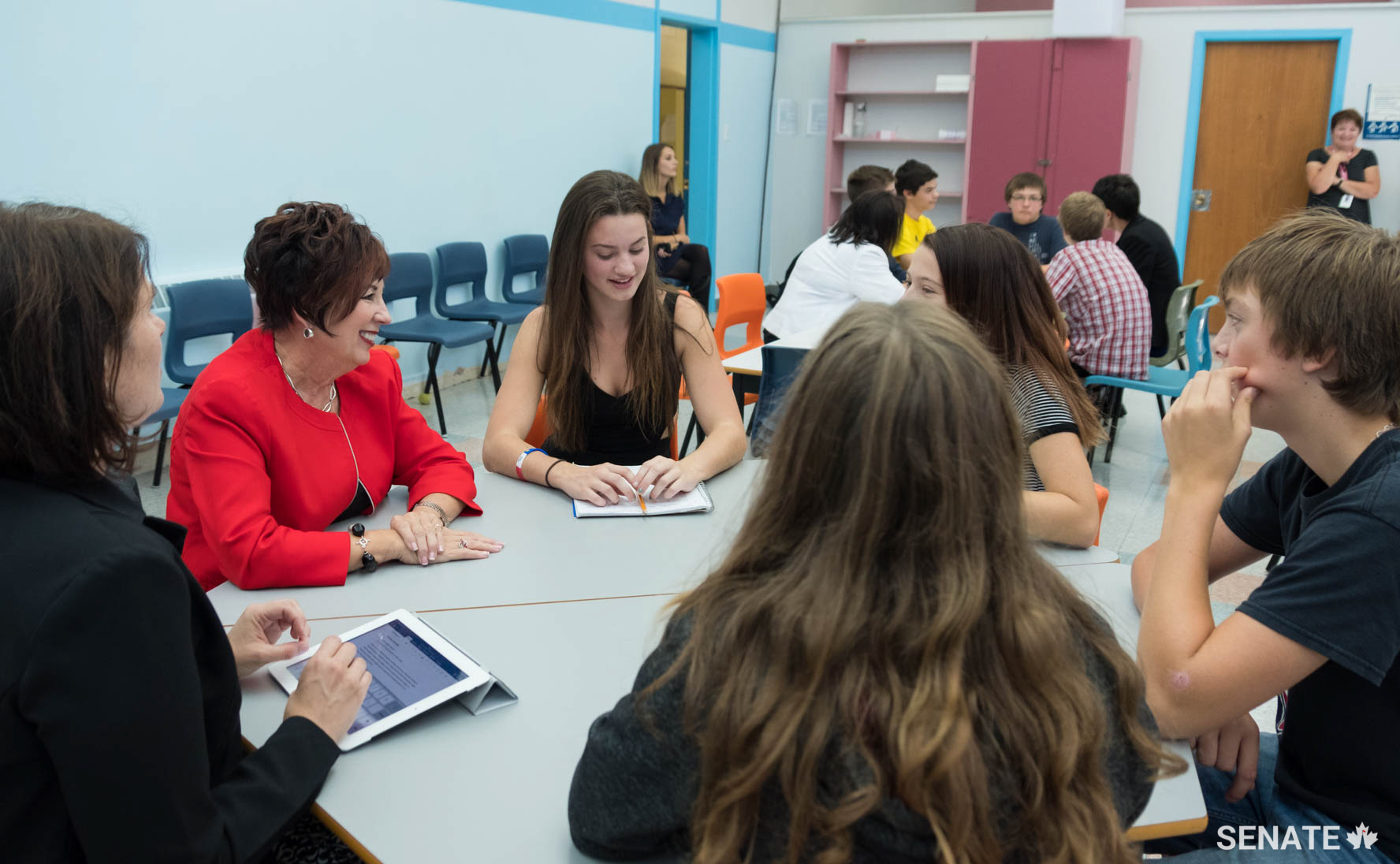 Senator Tardif speaks with students about language rights in Canada during a fact-finding mission to Prince Edward Island in September 2017. The trip was part of the Senate Committee on Official Languages' study on modernizing the Official Languages Act.