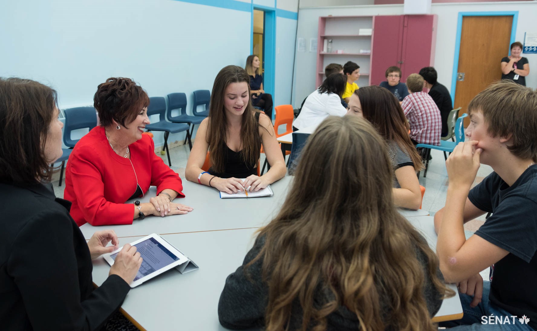 La sénatrice Tardif discute avec des étudiants au sujet des droits linguistiques au Canada lors d'une mission d'étude à l'Île-du-Prince-Édouard en septembre 2017. Cette mission d'étude a été effectuée dans le cadre d'une étude du Comité sénatorial des langues officielles sur la modernisation de la Loi sur les langues officielles.