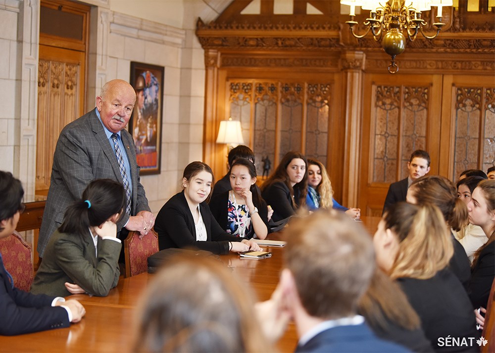 Le sénateur Terry M. Mercer indique aux participants du Forum que le plaidoyer des jeunes fait une différence. Le plus récent projet du sénateur Mercer a été la création d'un comité sénatorial sur le secteur caritatif.