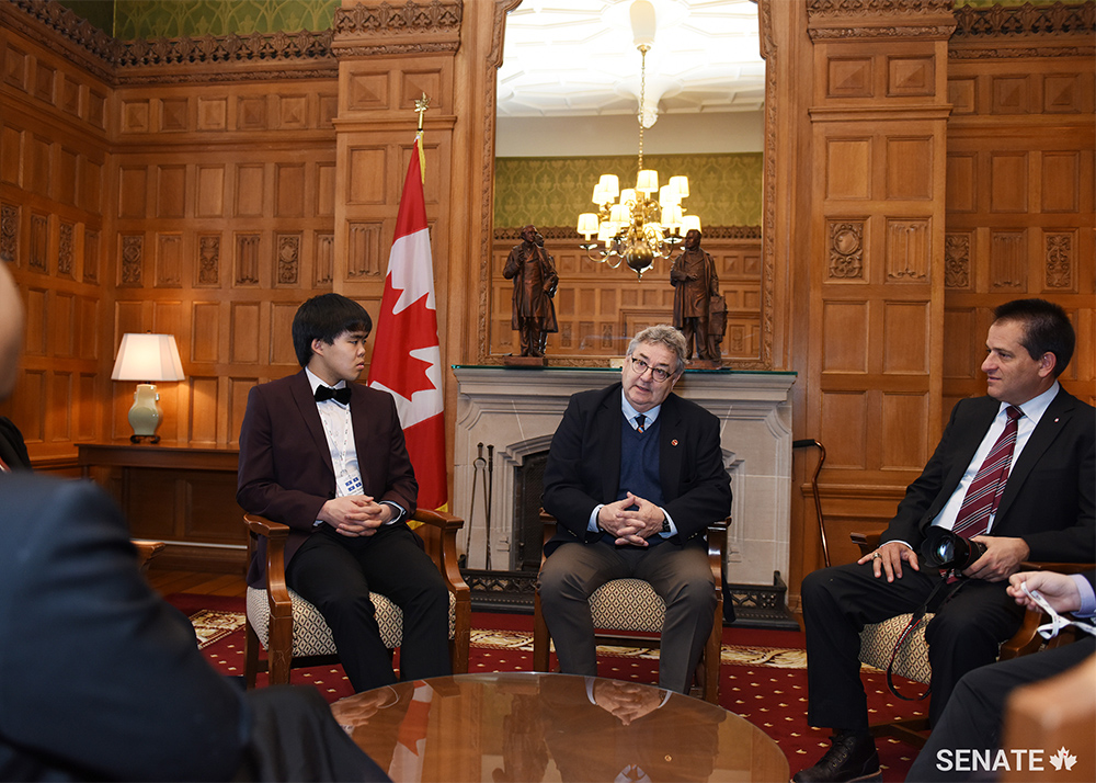 Senator Éric Forest speaks with Forum participants about the importance of getting involved in one's own community. Senator Forest previously served as mayor of Rimouski.