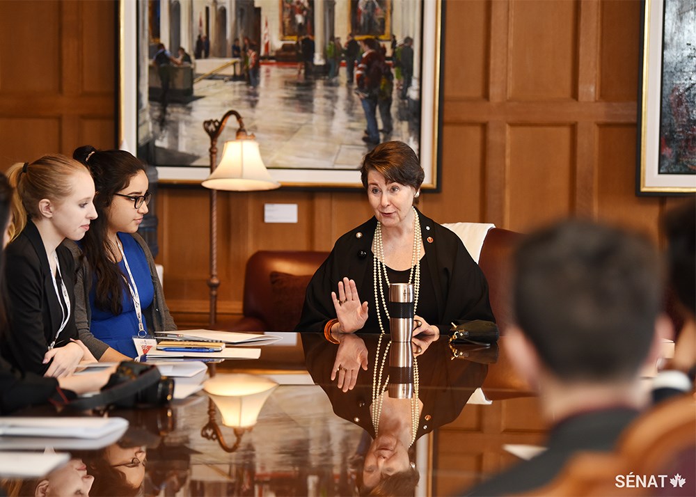 La sénatrice Marilou McPhedran discute des droits de la personne avec les participants du Forum. Avant de se joindre au Sénat, la sénatrice McPhedran a été professeure d'université et militante dans le domaine des droits des femmes. Elle s'est également battue pour que la Constitution canadienne protège mieux l'égalité entre les sexes.