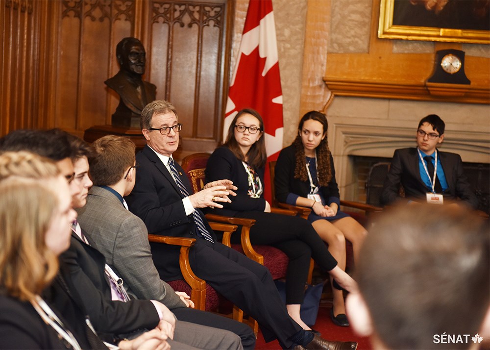 Le sénateur Michael L. MacDonald parle avec les jeunes de l'importance du commerce pour l'économie canadienne. Le sénateur MacDonald est vice-président de l'Association interparlementaire Canada-États-Unis.