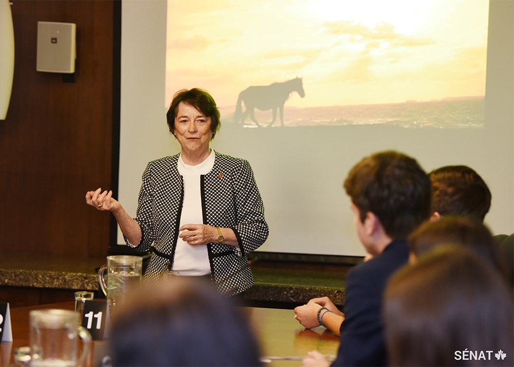 La sénatrice Diane F. Griffin discute avec les participants du Forum de l'importance des parcs nationaux et des réserves fauniques. Avant de se joindre au Sénat, la sénatrice Griffin a travaillé dans le domaine de la conservation des terres à l'Île-du-Prince-Édouard et en Alberta. Elle est actuellement présidente du Comité sénatorial de l'agriculture et des forêts.