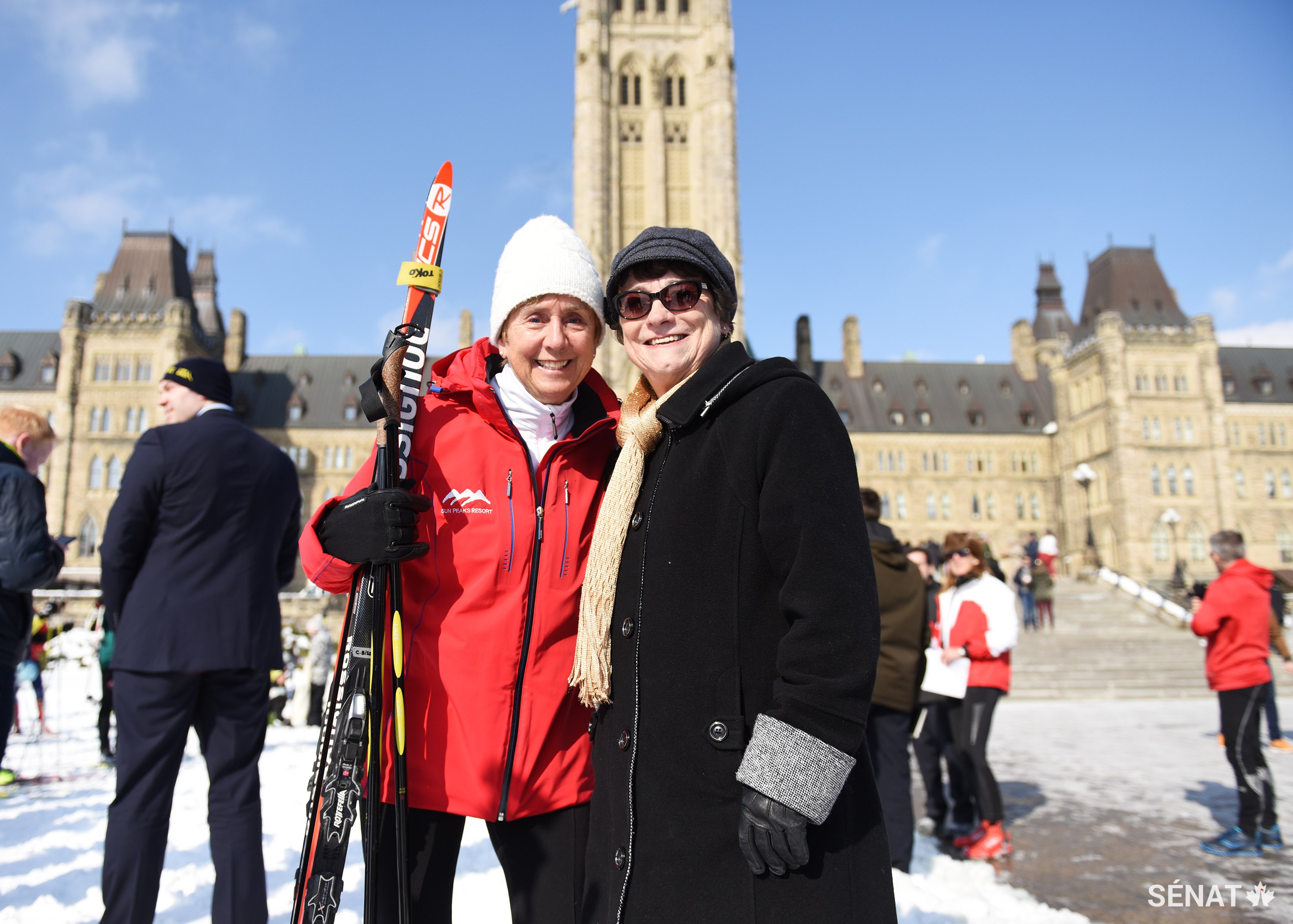 Les sénatrices Nancy Greene Raine et Diane Griffin profitent du soleil de février à Ottawa tout en témoignant de leur appui pour le sport, la santé et la bonne forme physique.
