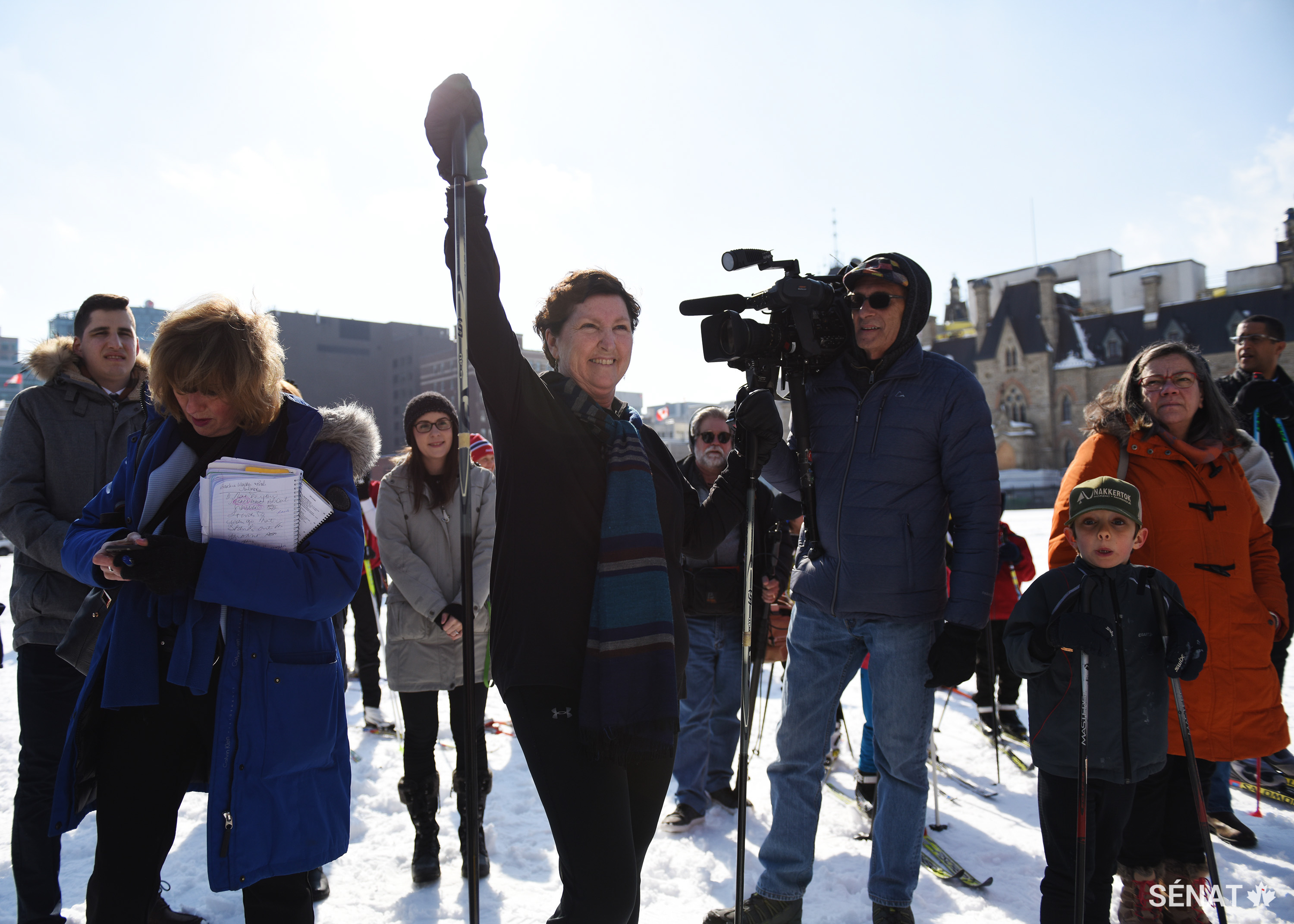 La sénatrice Mary Coyle enfile ses skis et se prépare à faire la course autour de la partie ouest de la Colline du Parlement.