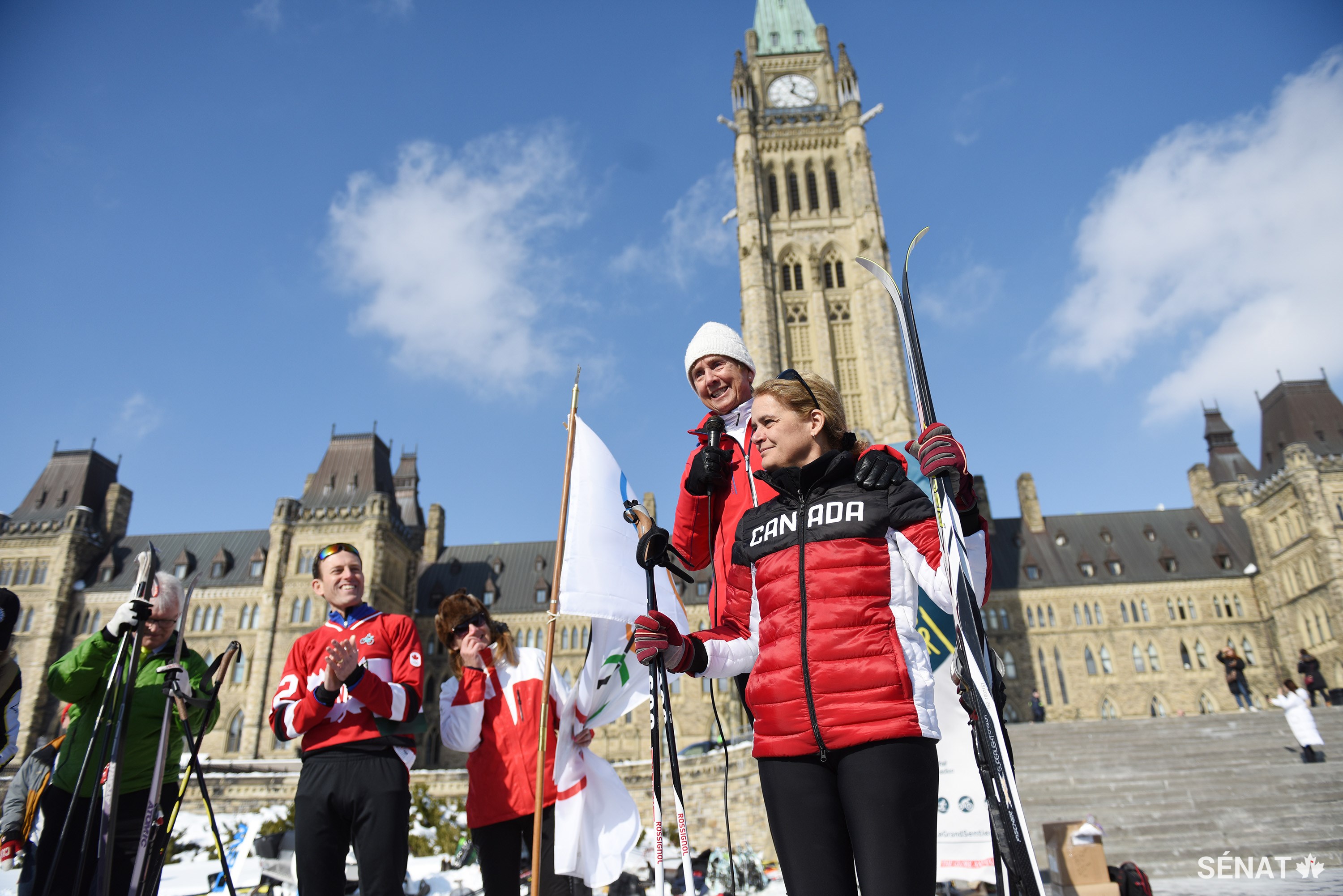 La sénatrice Nancy Greene Raine, médaillée d'or olympique, et la gouverneure générale Julie Payette annoncent l'ouverture de la Journée du ski sur la Colline 2018.
