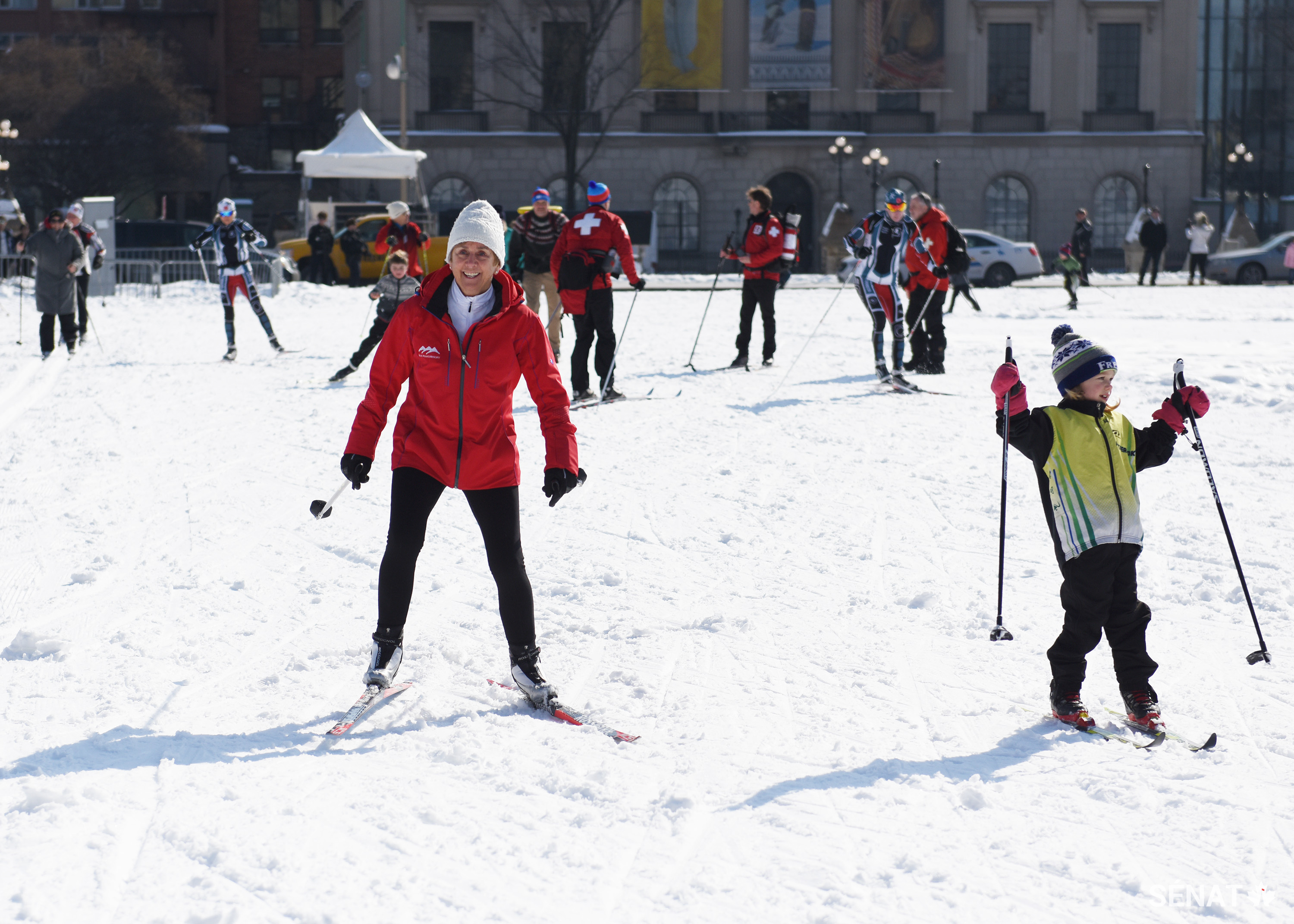 La sénatrice Greene Raine effectue un dernier tour de piste devant le Parlement. Cinquante ans après avoir remporté une médaille d'or aux Jeux olympiques, elle n'est toujours pas prête à ralentir!