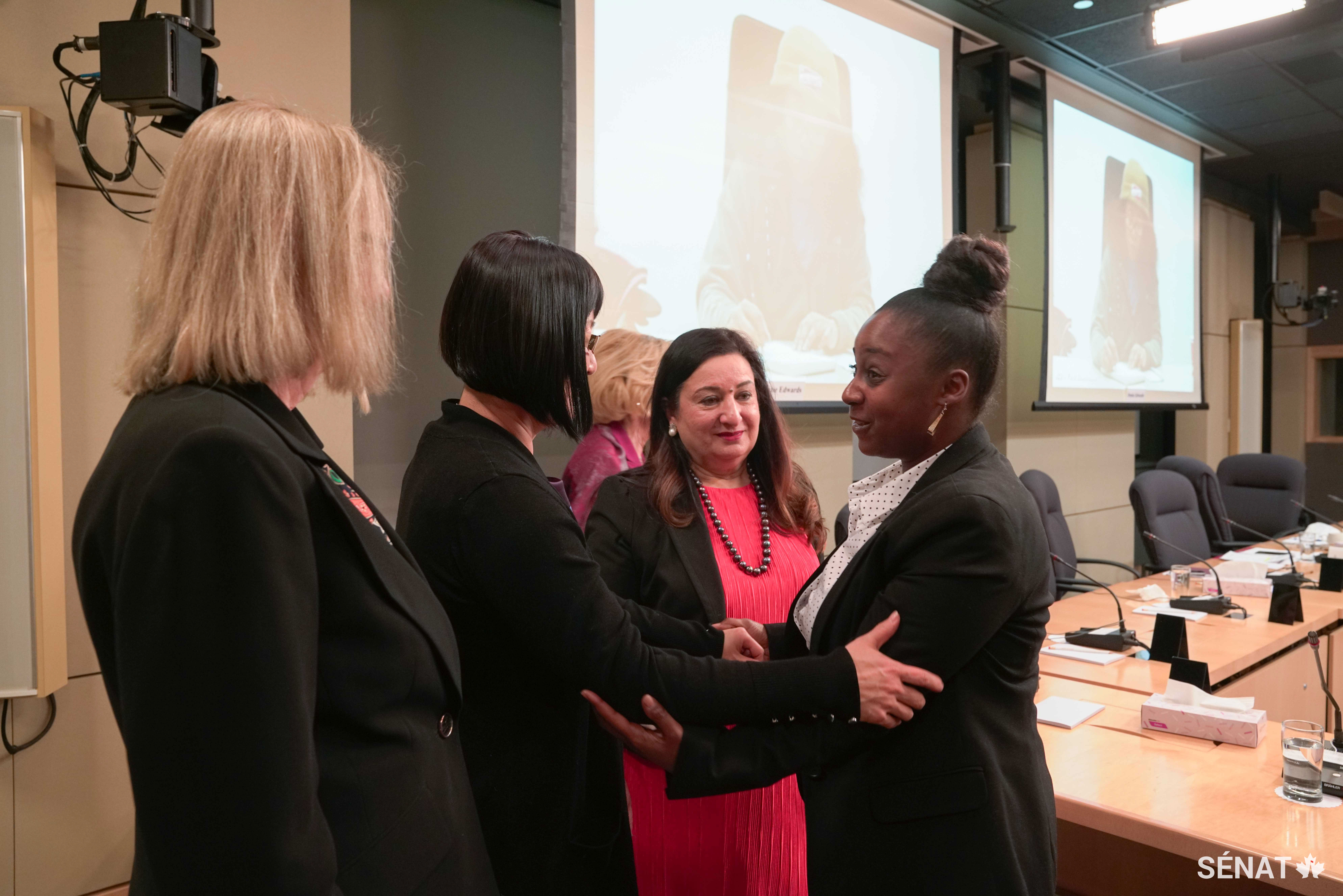 De gauche à droite, la sénatrice Jane Cordy, vice-présidente du Comité sénatorial des droits de la personne, la sénatrice Yonah Martin et la vice-présidente, la sénatrice Salma Ataullahjan, remercient Natalie Charles, ancienne prisonnière fédérale, pour son témoignage lors d'une réunion du comité. Au cours de l'une de ses réunions en février, le comité s'est concentré sur les conditions auxquelles sont confrontés les prisonniers noirs.