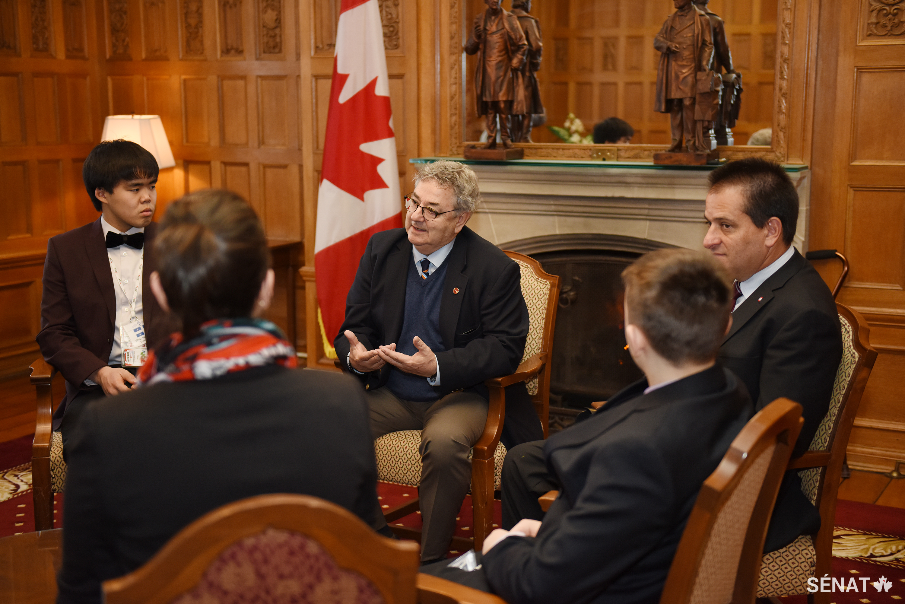 Le sénateur Forest discute avec les participants du <a href='https://sencanada.ca/fr/sencaplus/nouvelles/le-senat-poursuit-son-partenariat-avec-le-forum-pour-jeunes-canadiens/'>Forum pour jeunes Canadiens</a> de l'importance d'être actifs dans sa propre communauté en février 2018.