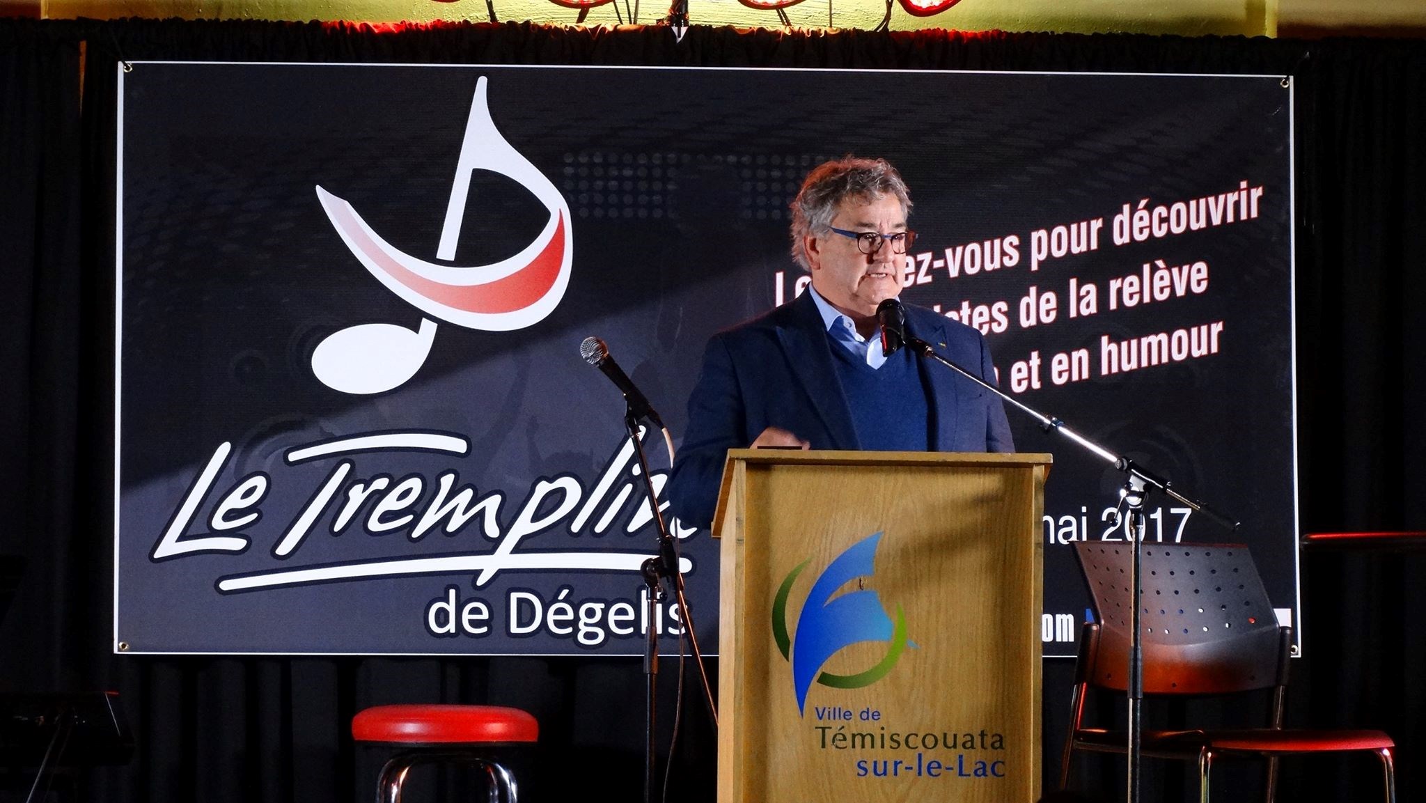 Senator Forest speaks at the Festival le Tremplin de Dégelis, a festival supporting young singers and comedians, in the Témiscouata region in 2017.