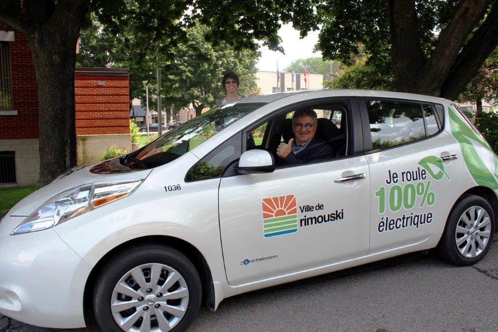 Sustainable development and the fight against climate change are causes dear to Senator Forest's heart, so he made sure that Rimouski encouraged the use of electric vehicles. He is joined here by Claire Lafrance from the City of Rimouski.