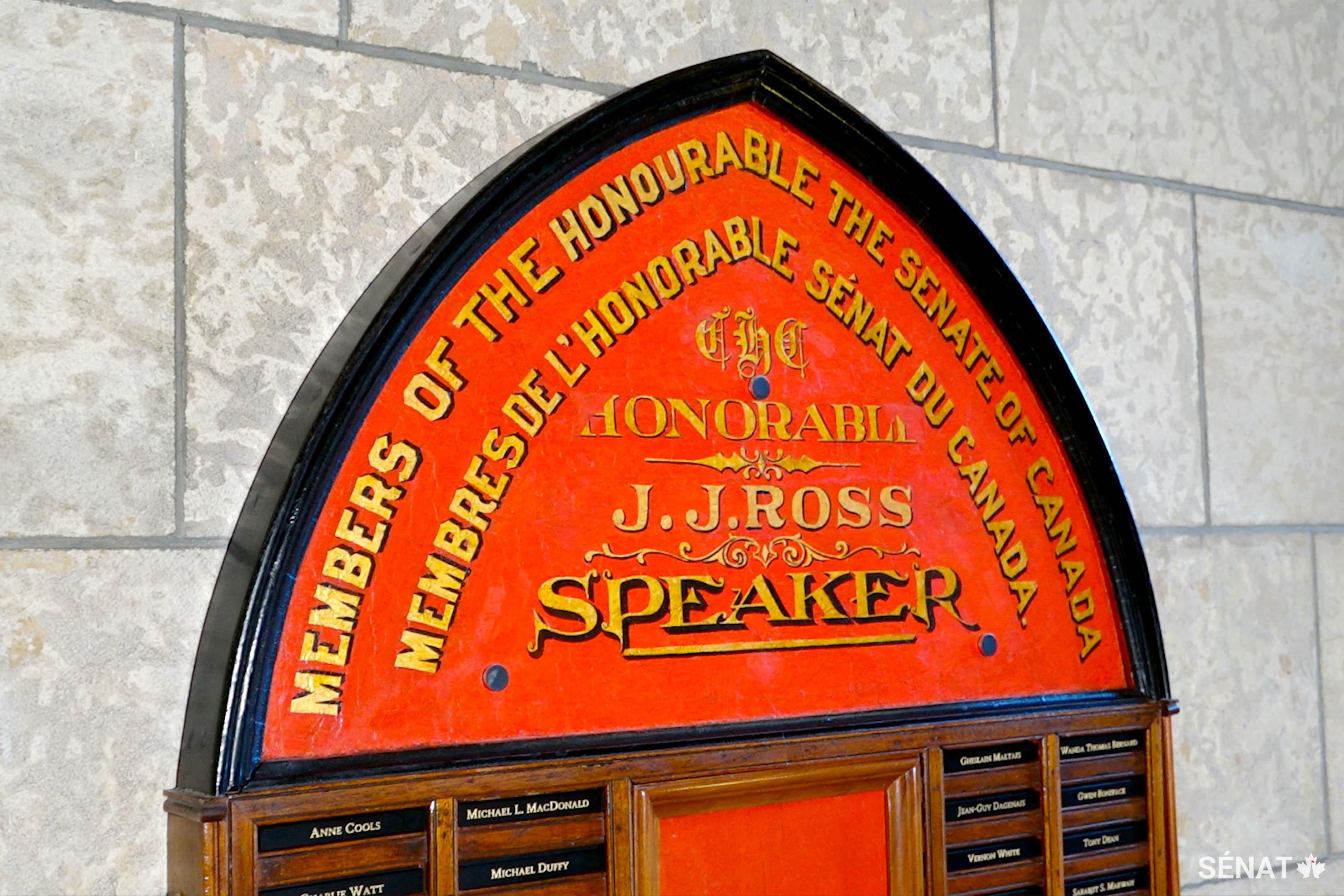 Après avoir enlevé les couches de peinture superposées, les restaurateurs ont découvert le nom de John J. Ross, Président du Sénat de 1891 à 1896. Cet artefact est donc plus ancien que ce qu’on croyait.