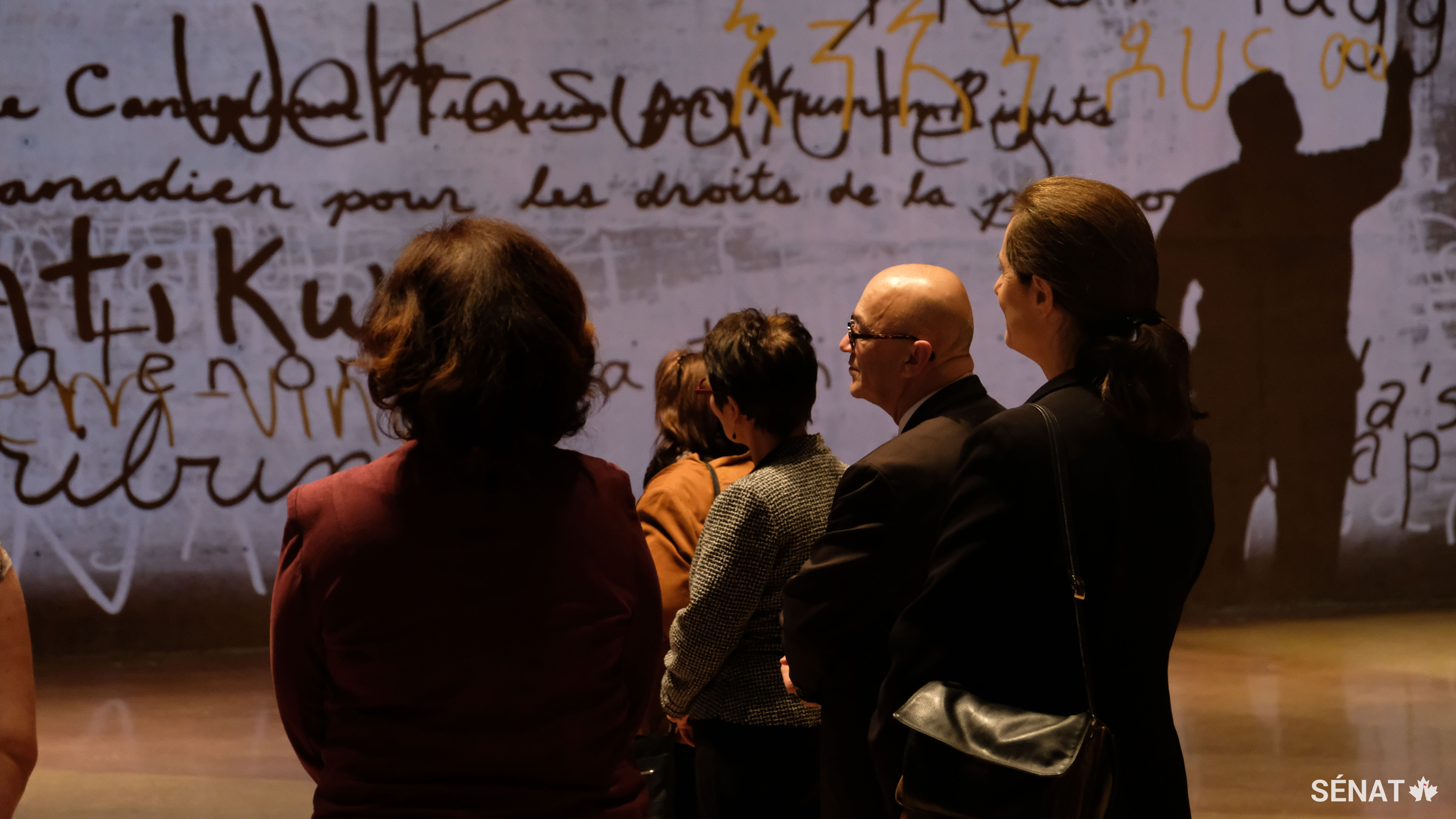 Des membres du Comité sénatorial des langues officielles visitent le Musée canadien pour les droits de la personne à Winnipeg dans le cadre de leur étude sur la modernisation de la <em>Loi sur les langues officielles</em>.