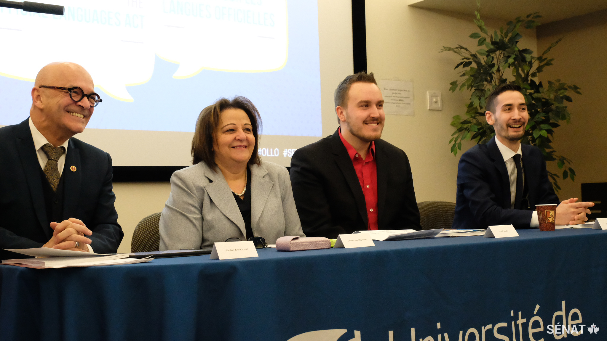 Les sénateurs René Cormier et Rose-May Poirier se joignent aux membres de la Fédération de la jeunesse canadienne-française Justin Johnson et Derrek Bentley pour présenter le premier rapport provisoire du comité sur la modernisation de la <em>Loi sur les langues officielles</em> au cours d'une conférence de presse tenue le vendredi 16 février 2018 à Winnipeg.