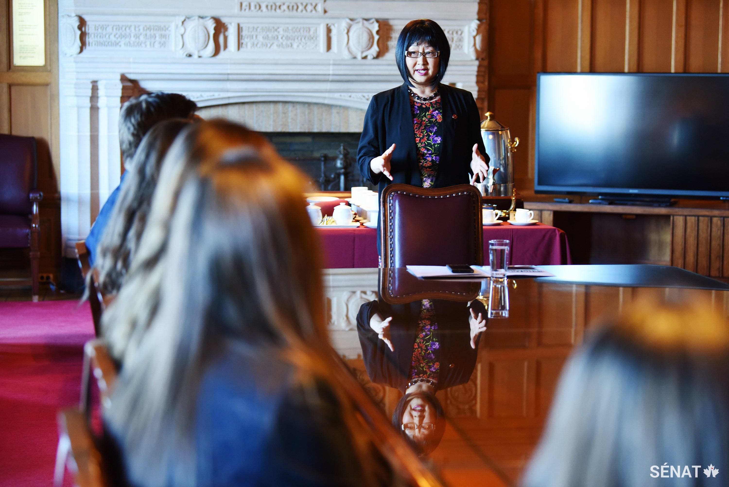 La sénatrice Yonah Martin discute avec les participants du Forum de l’importance de rester soi-même et de trouver sa place.