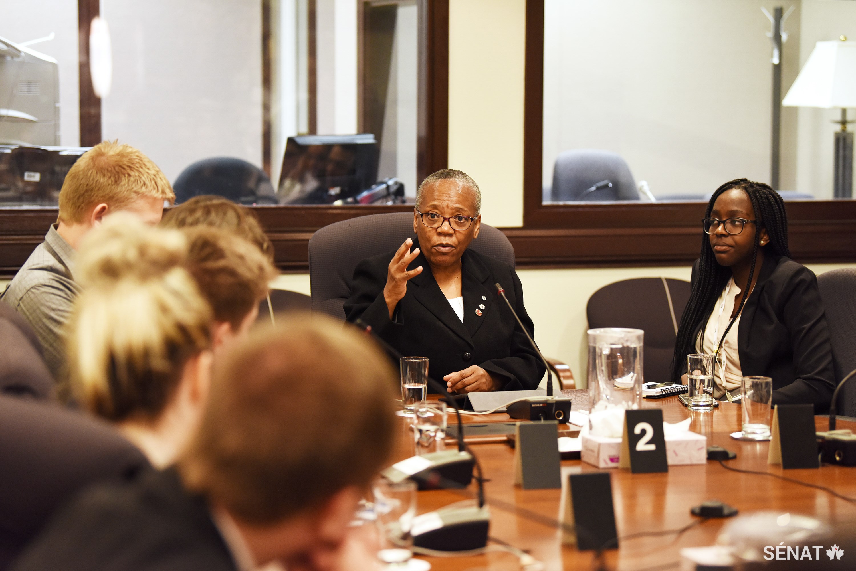 La sénatrice Wanda Thomas Bernard discute avec les participants du Forum du leadership et de la participation citoyenne.