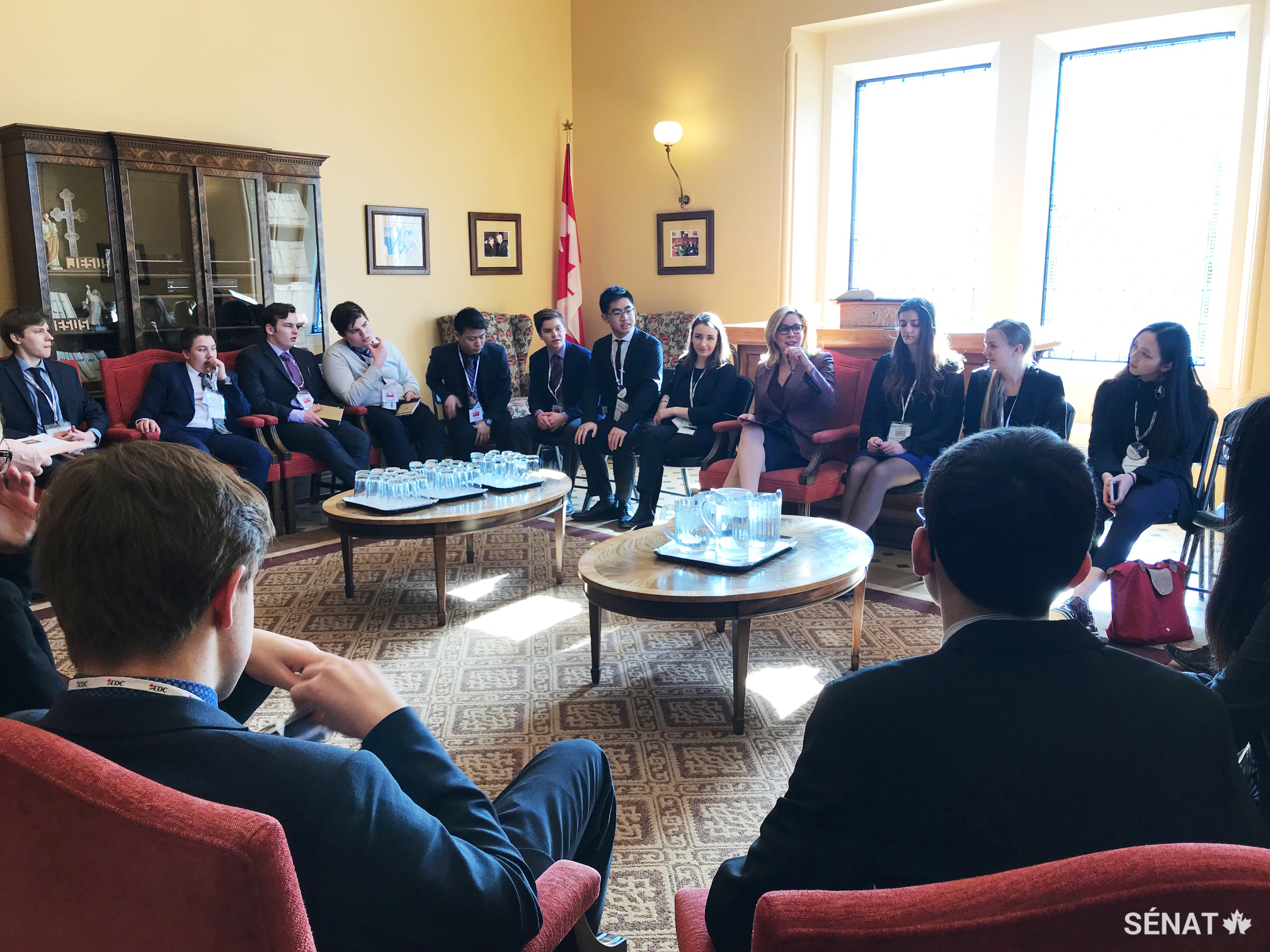 La sénatrice Linda Frum discute avec les participants du Forum du projet de loi S-239, qui vise à éliminer l’influence étrangère sur les élections canadiennes.