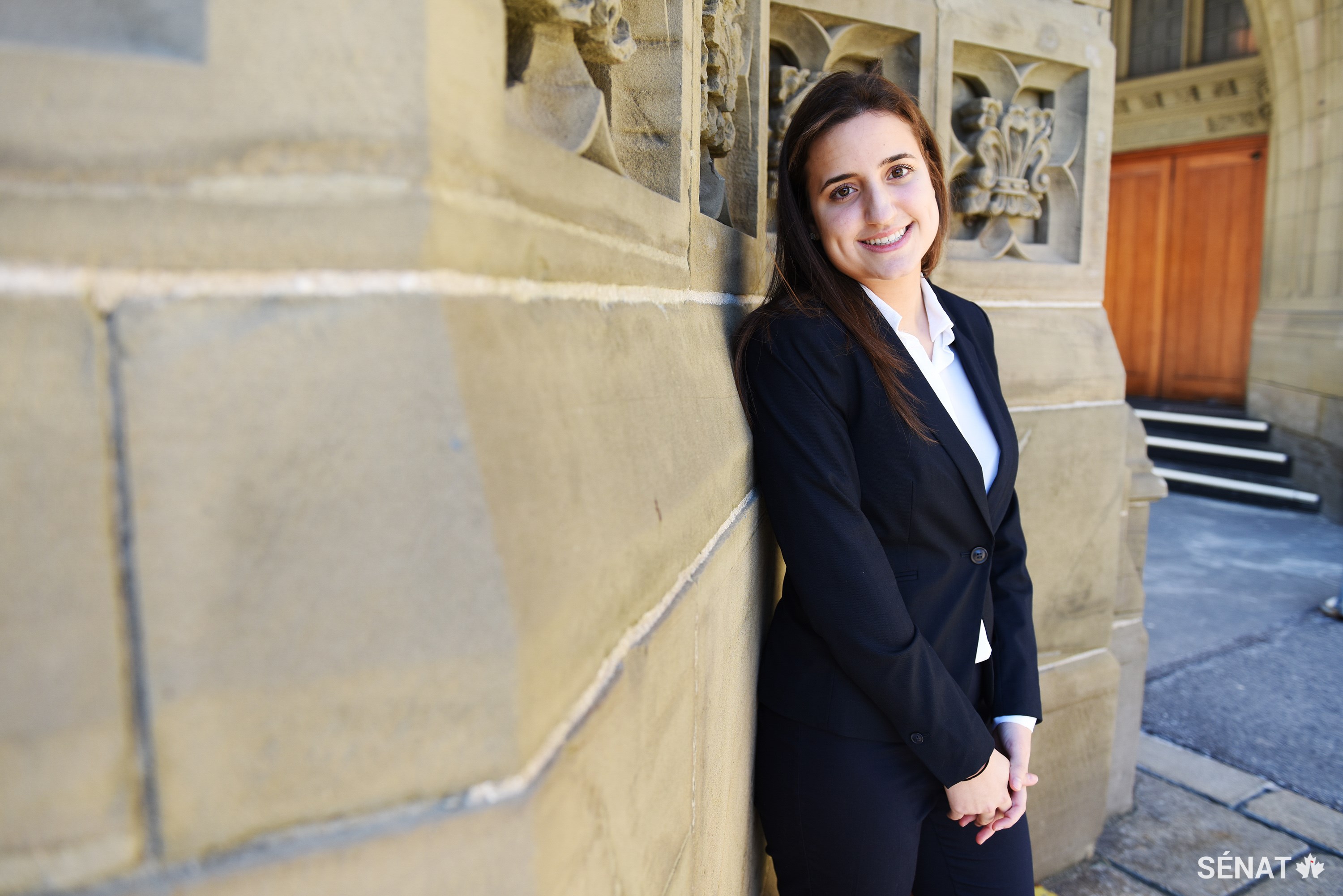 « Le Forum est vraiment une expérience inestimable pour apprendre comment fonctionne la politique dans la réalité. C’est formidable aussi parce qu’on y a la chance de tisser des liens avec des jeunes de partout au pays qui partagent les mêmes idées. Par exemple, comme je viens de l’Ontario, j’en savais moins sur les provinces de l’Ouest avant le Forum. Aussi, avec la sénatrice Martin, nous avons parlé de notre futur potentiel qui existe déjà en nous et de la façon de trouver notre voie. Cette discussion a vraiment été inspirante. Pour ma part, j’espère un jour me lancer en politique ou devenir avocate — dans un cas comme dans l’autre, je vais lutter pour la justice. »