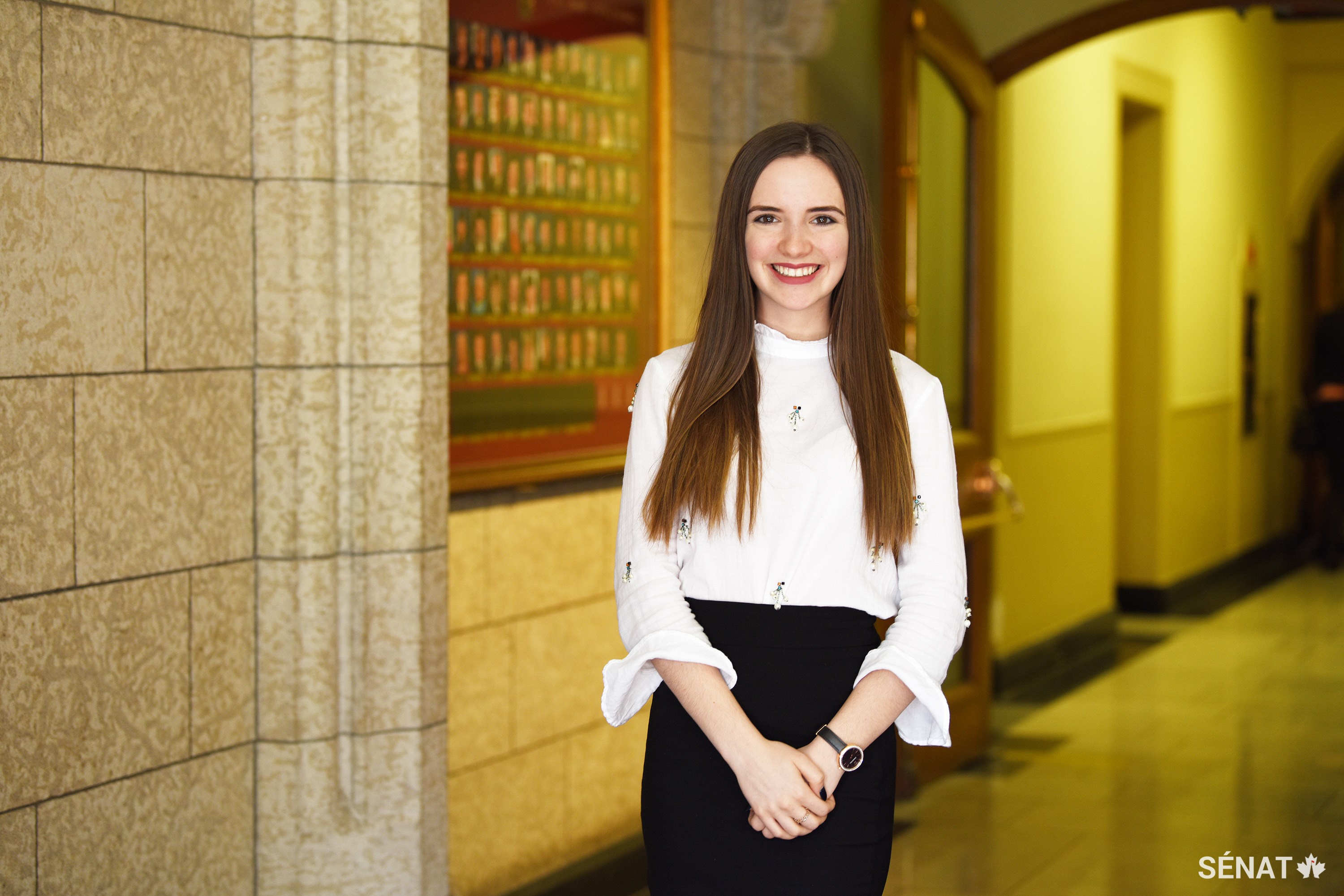 « Le Forum pour jeunes Canadiens est une expérience extraordinaire — je le recommanderais sans hésiter à tous les jeunes qui aspirent à se lancer en politique. Aujourd’hui, nous avons eu la chance de parler avec la sénatrice Frum de l’influence étrangère sur les élections canadiennes. J’ai vraiment été étonnée d’apprendre que ce n’est pas complètement illégal! Elle propose un projet de loi pour tenter de régler les failles dans le système. Je suivrai très certainement le cheminement de ce projet de loi. »