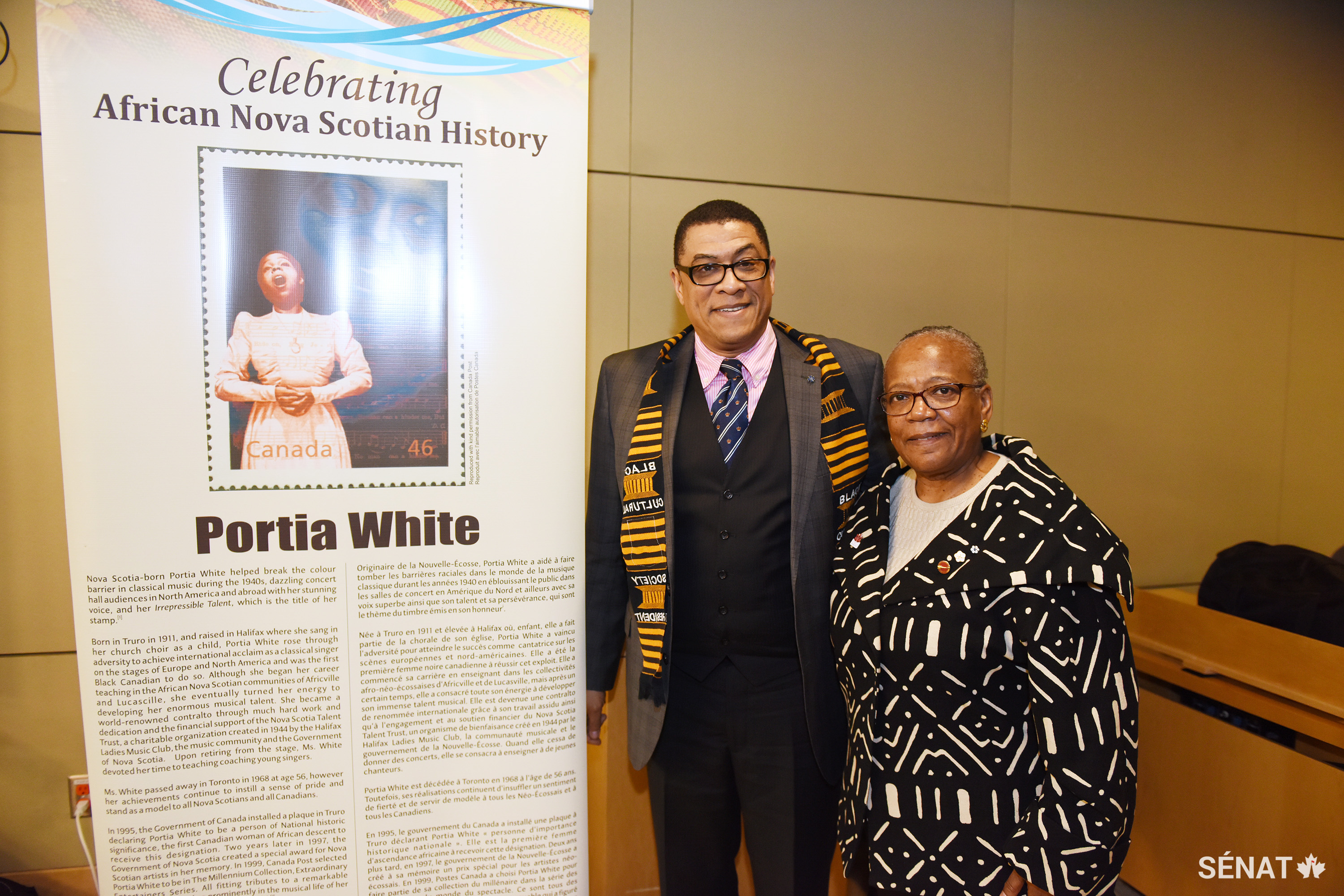 La sénatrice Jane Cordy, vice-présidente du Comité sénatorial des droits de la personne, la sénatrice Kim Pate, et la sénatrice Wanda Thomas Bernard, présidente du comité, s’entretiennent avec Michelle Williams, professeure à la Schulich School of Law en Nouvelle Écosse, après une réunion du comité à Ottawa.