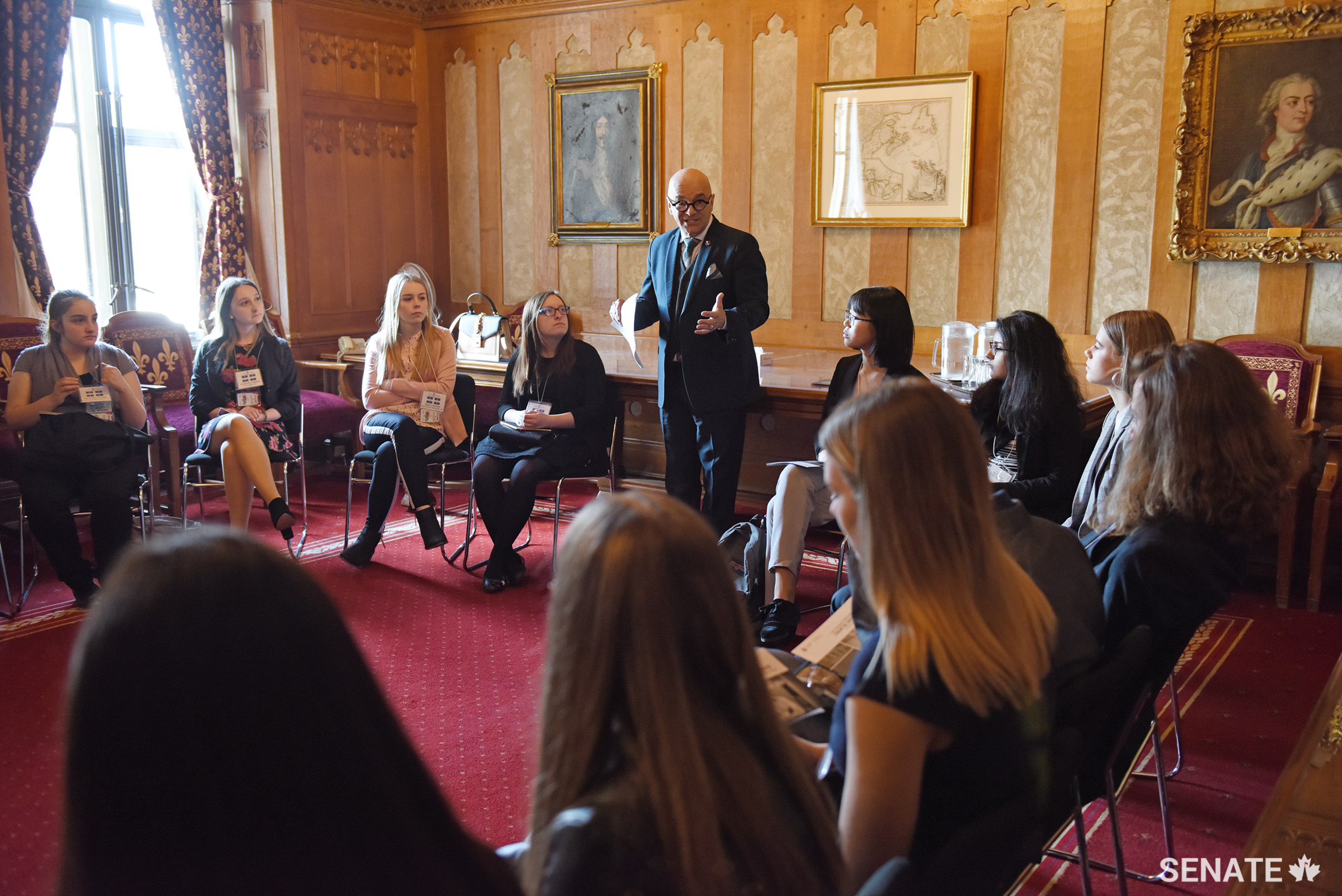 Senator René Cormier speaks with Forum participants about diversity and inclusiveness in the Canadian context.